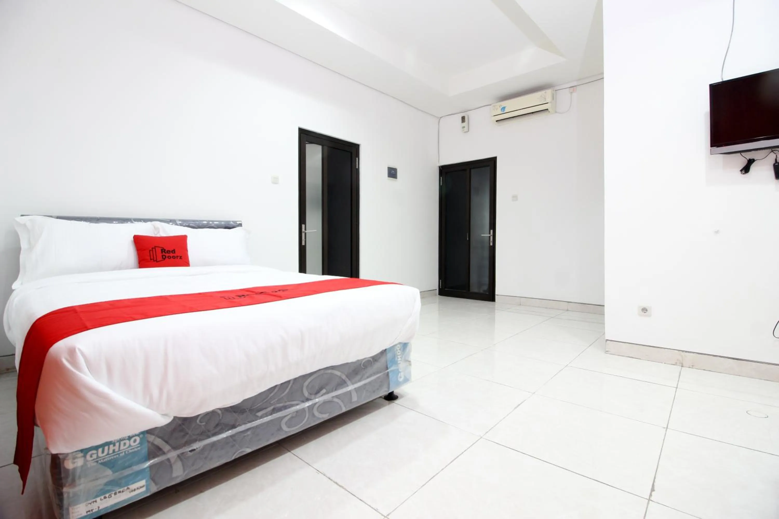 Bedroom, Bed in RedDoorz Plus @ Affandi Gejayan