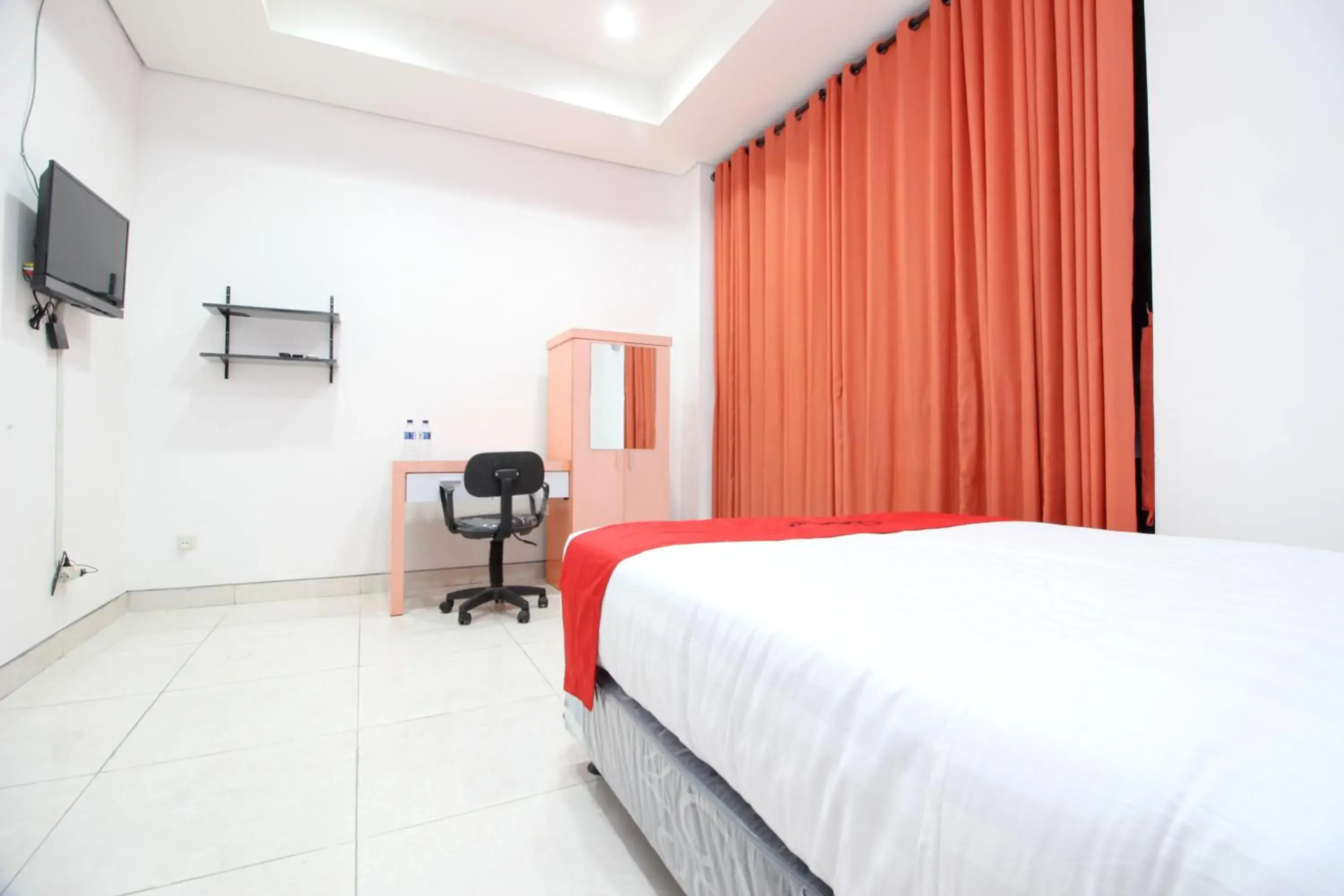 Bedroom, Bed in RedDoorz Plus @ Affandi Gejayan Bedroom, Bed in RedDoorz Plus @ Affandi Gejayan