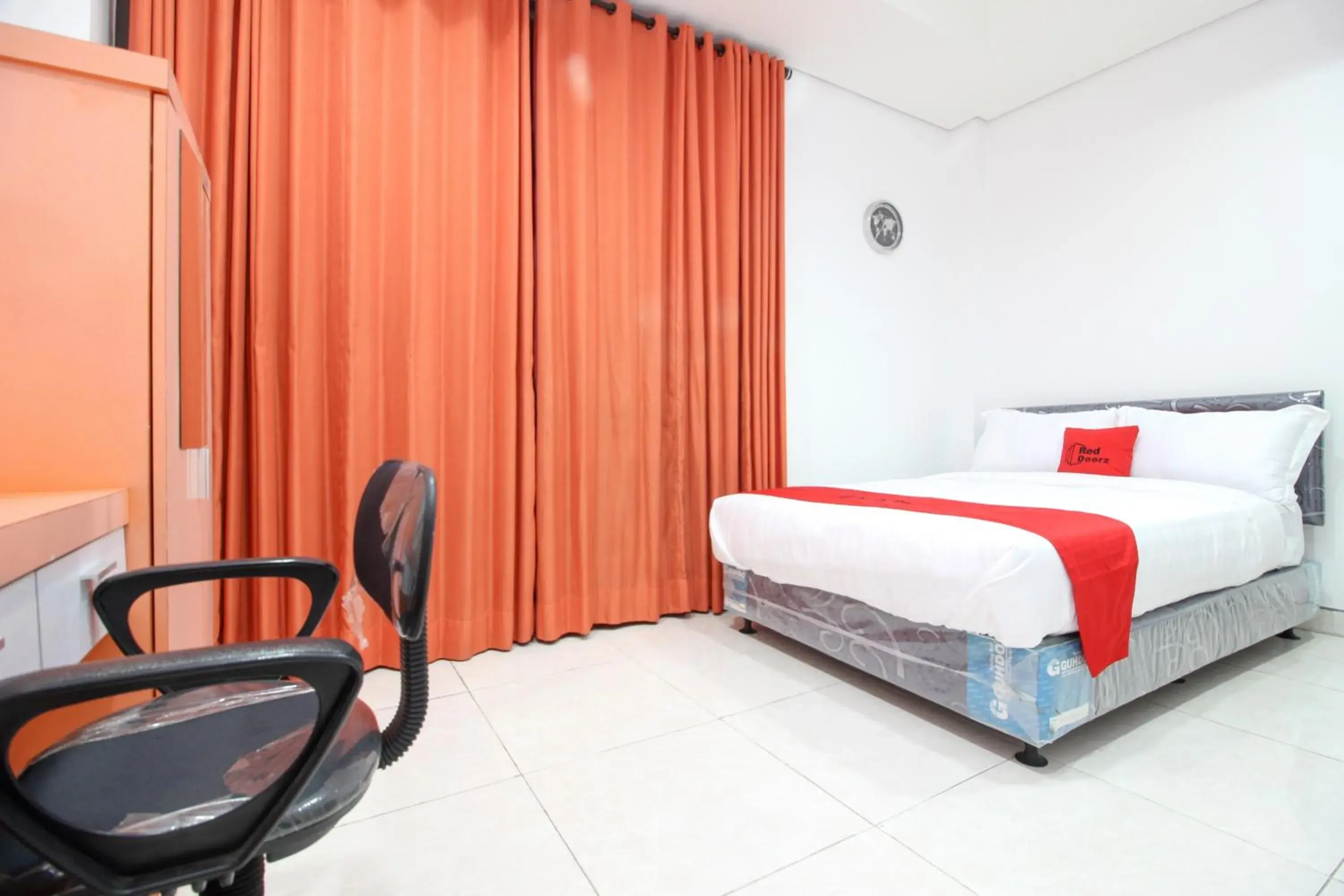 Bedroom, Bed in RedDoorz Plus @ Affandi Gejayan Bedroom, Bed in RedDoorz Plus @ Affandi Gejayan
