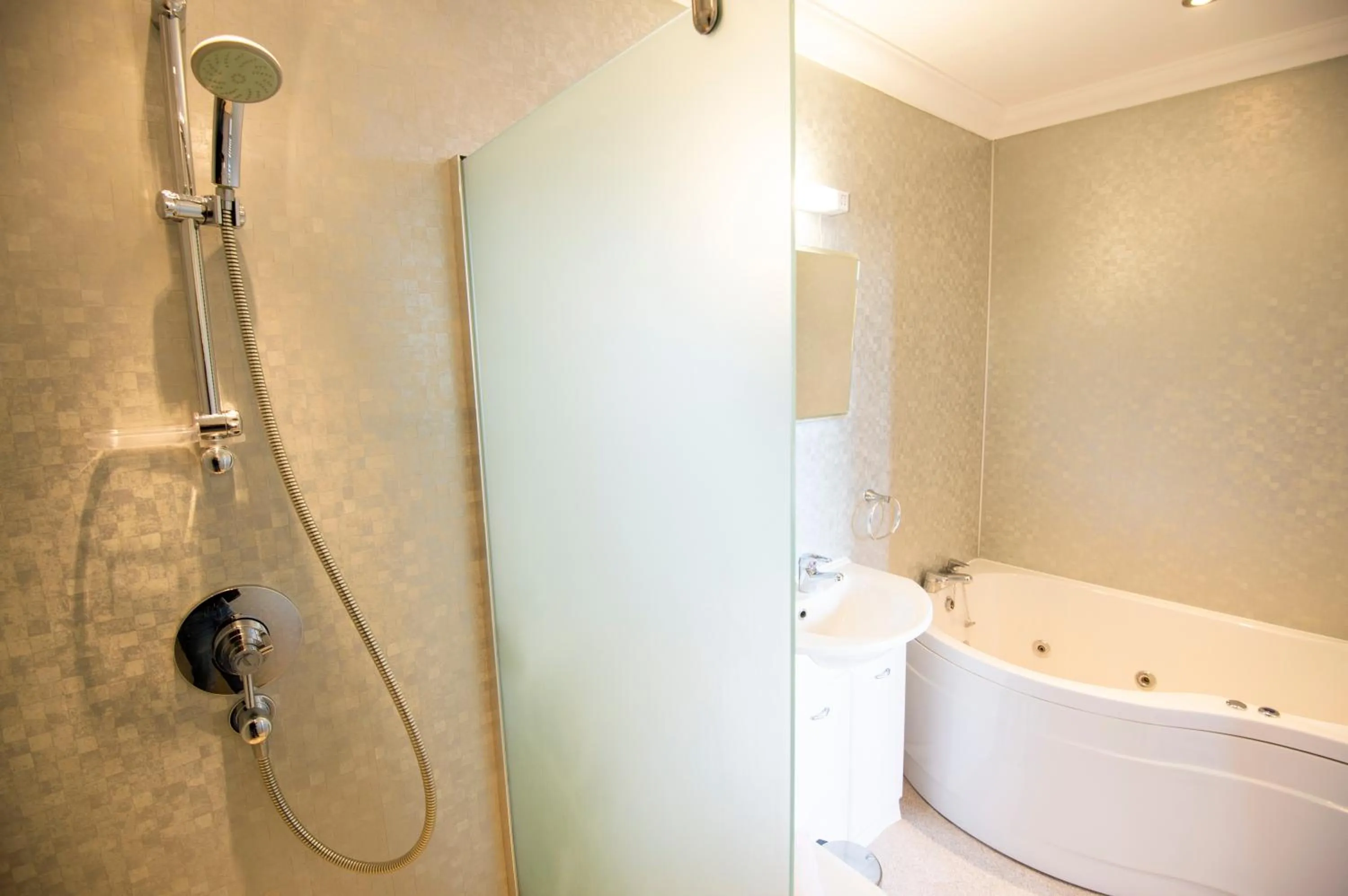 Shower in Palm Court Hotel