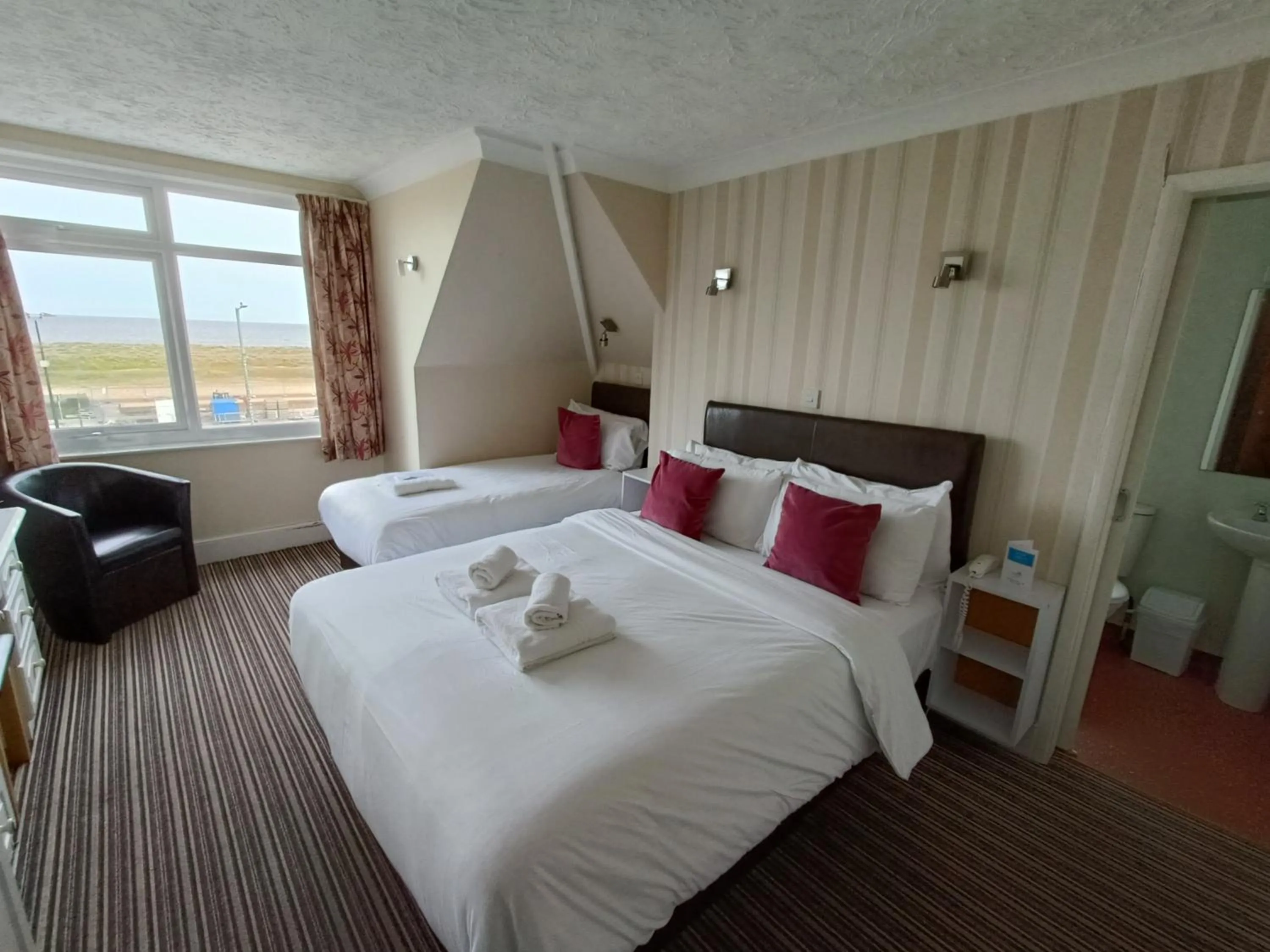 Bedroom, Bed in Palm Court Hotel