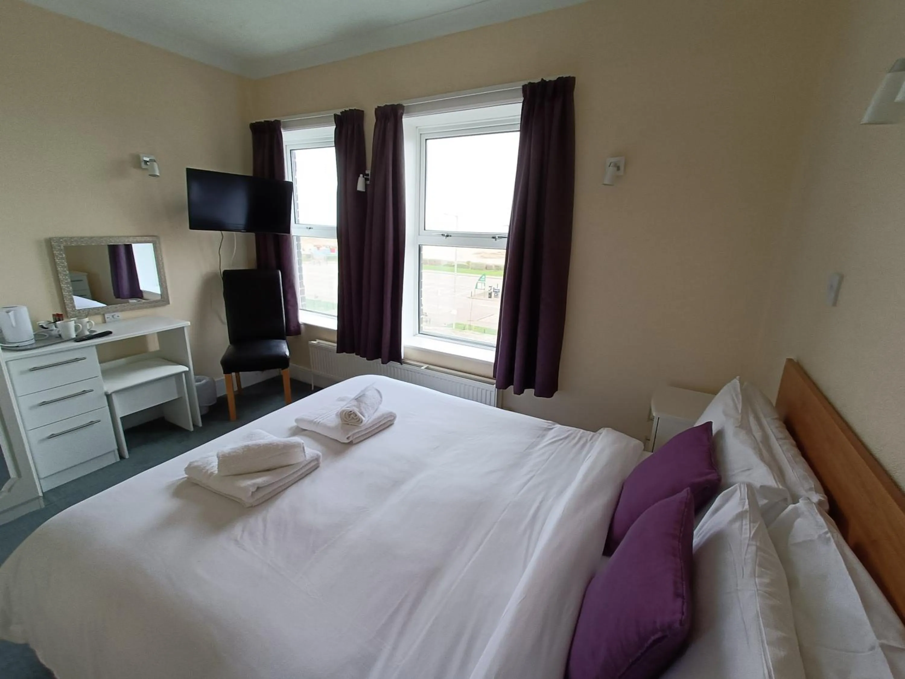 Bedroom, Bed in Palm Court Hotel