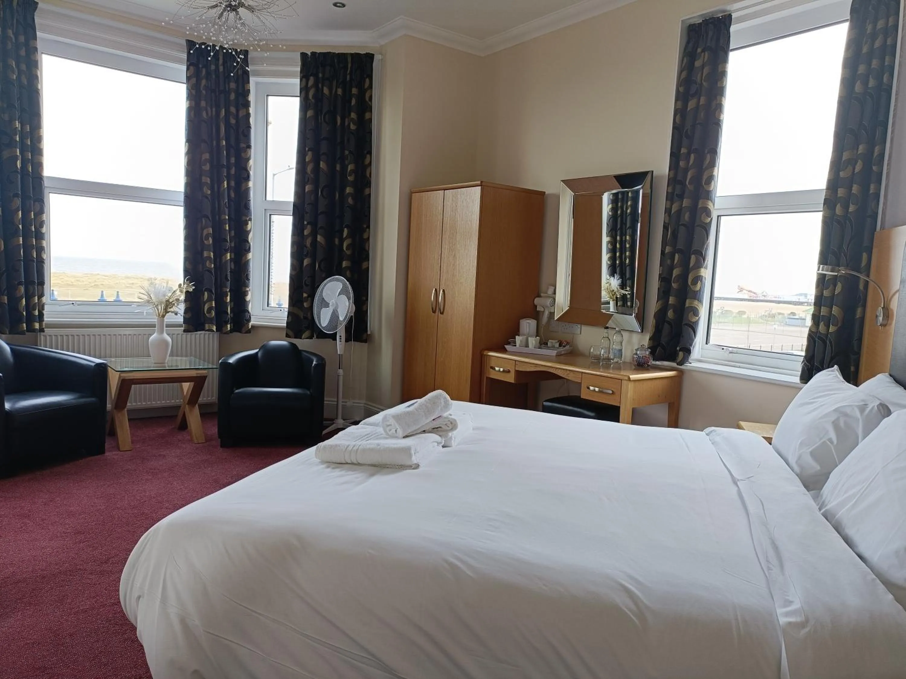 Bedroom, Bed in Palm Court Hotel