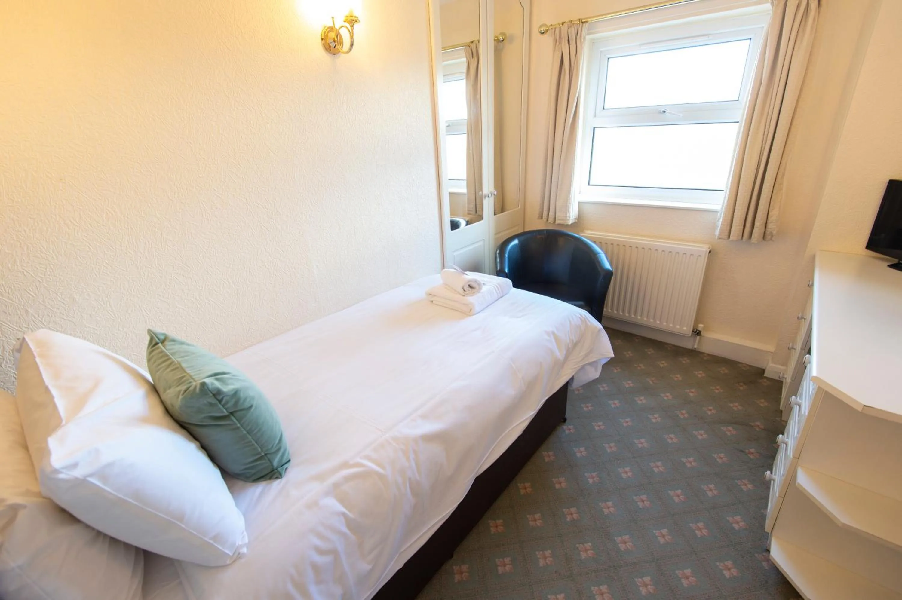Bedroom, Bed in Palm Court Hotel