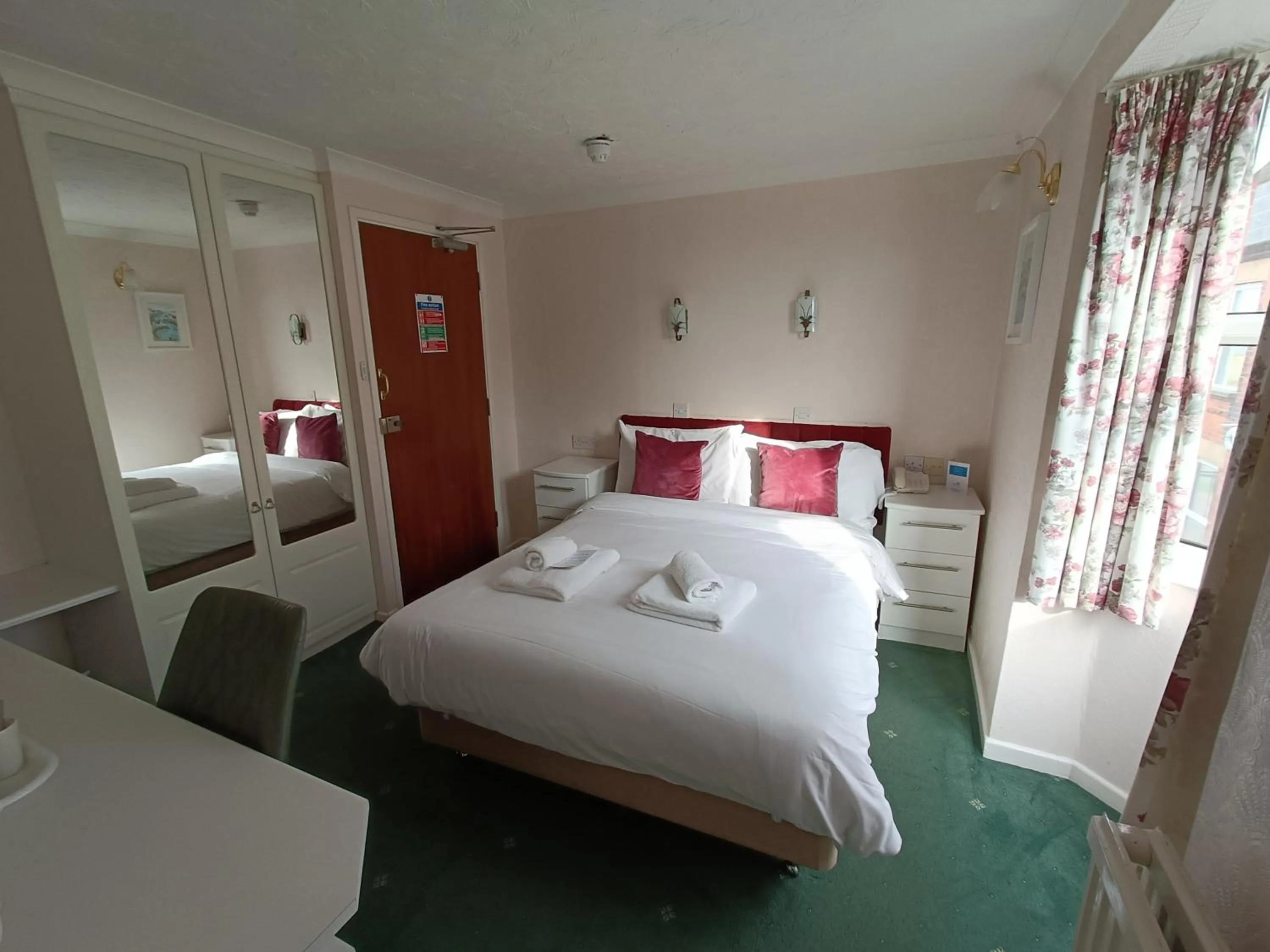 Bedroom, Bed in Palm Court Hotel