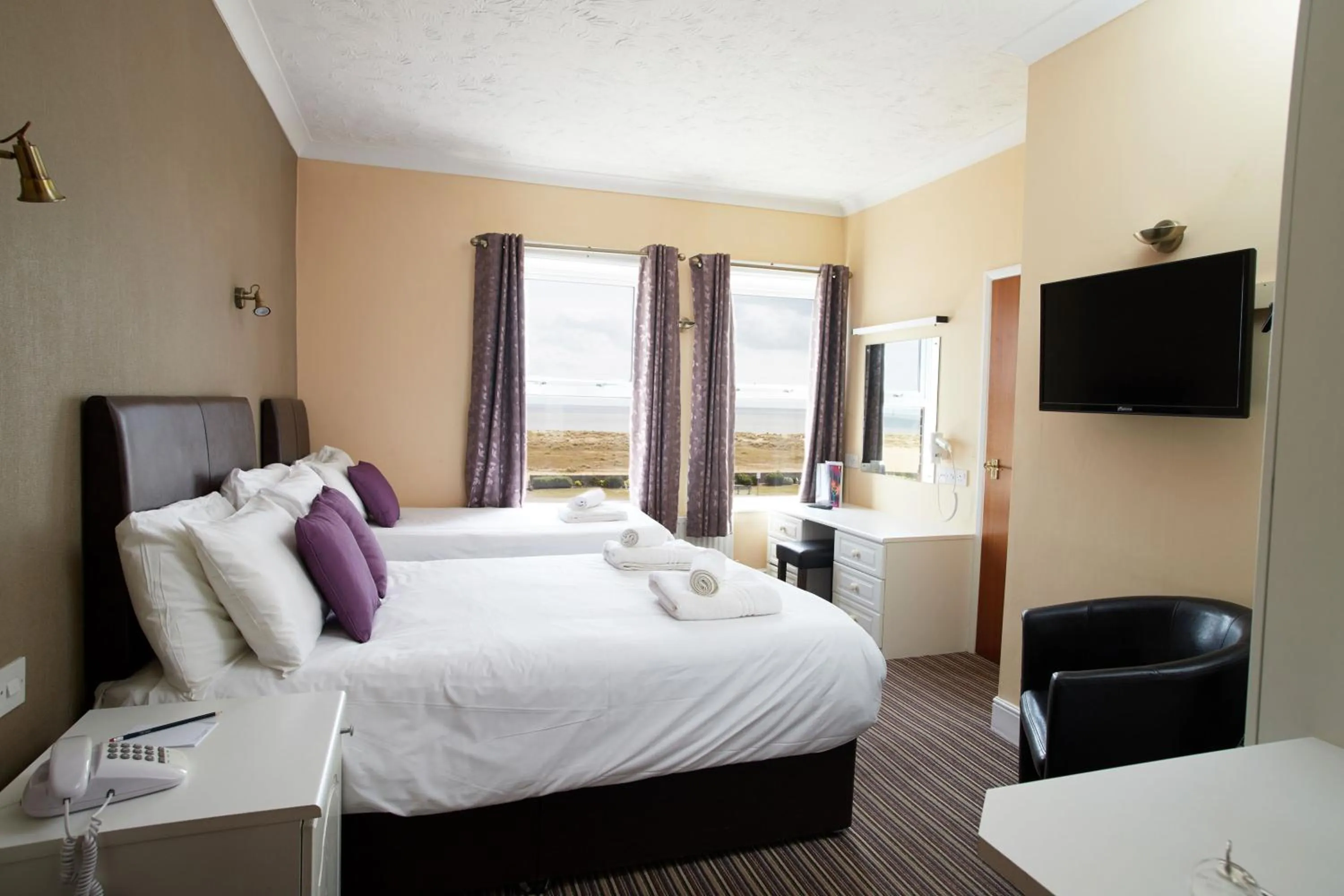 Bedroom, Bed in Palm Court Hotel