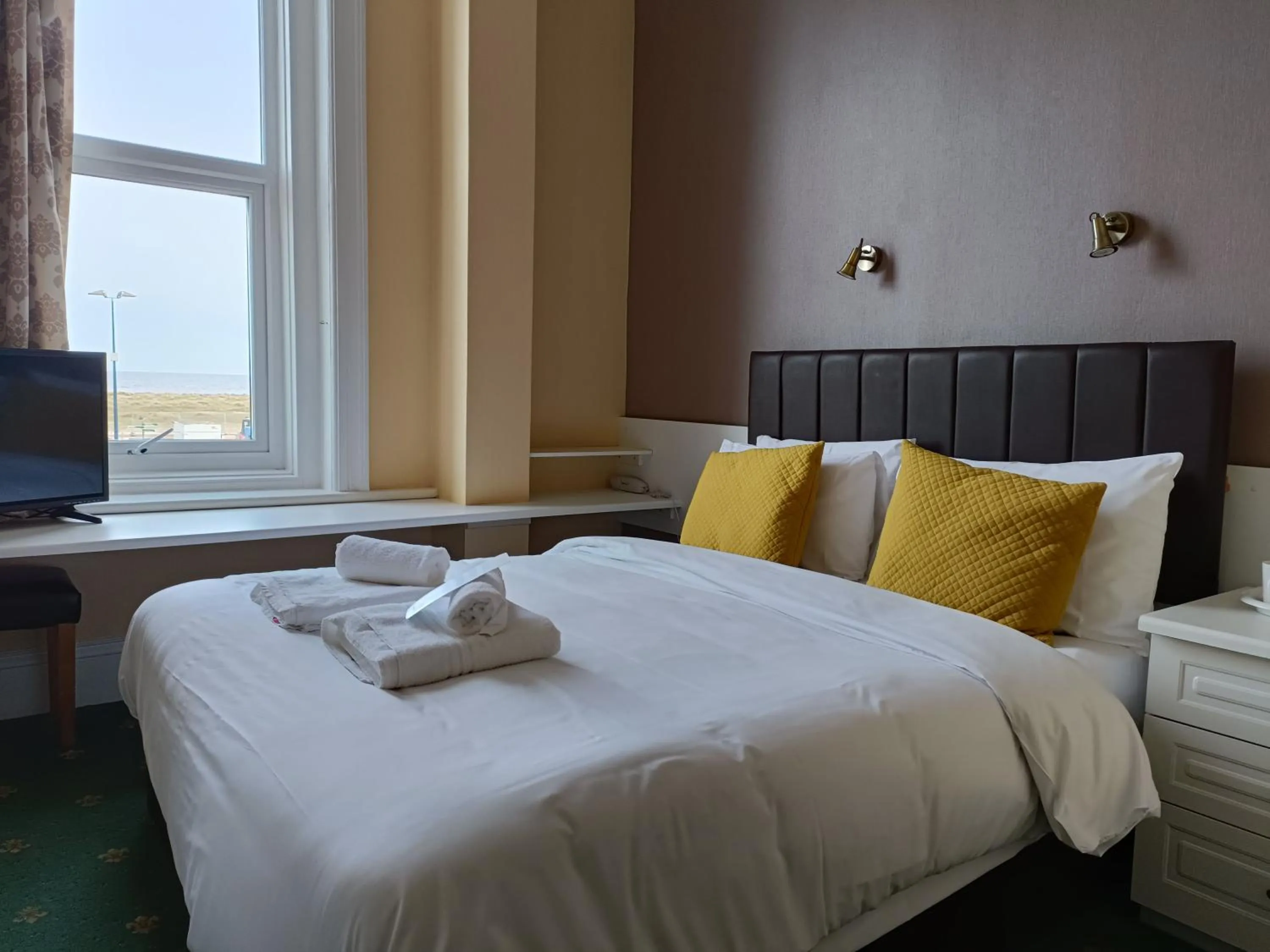 Bedroom, Bed in Palm Court Hotel