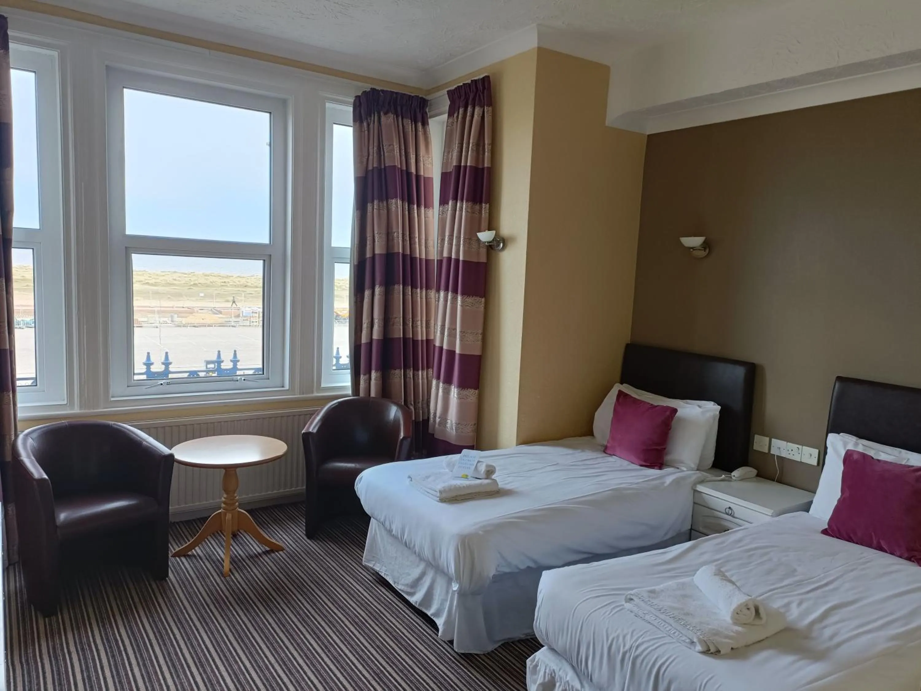 Bedroom, Bed in Palm Court Hotel