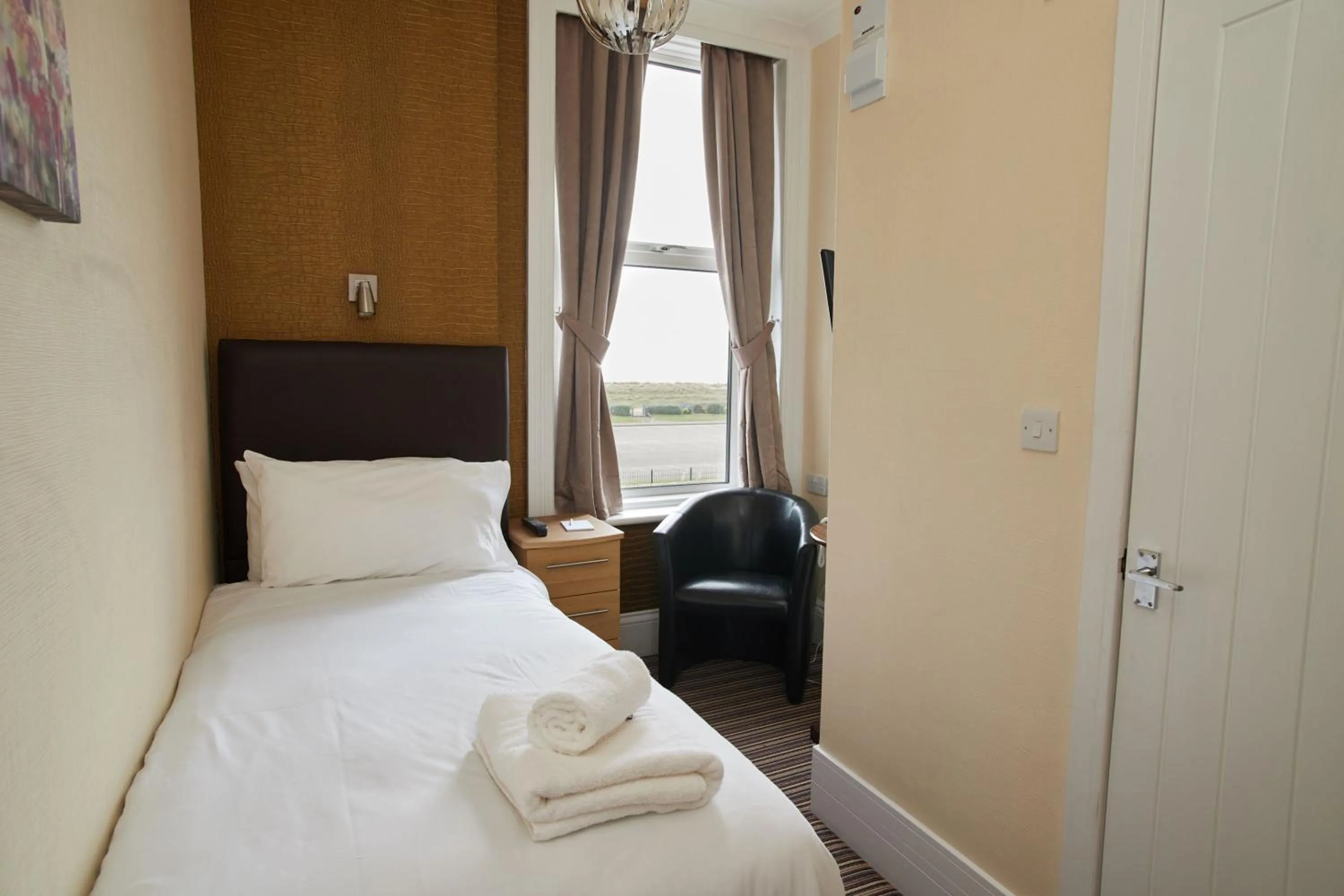 Bedroom, Bed in Palm Court Hotel