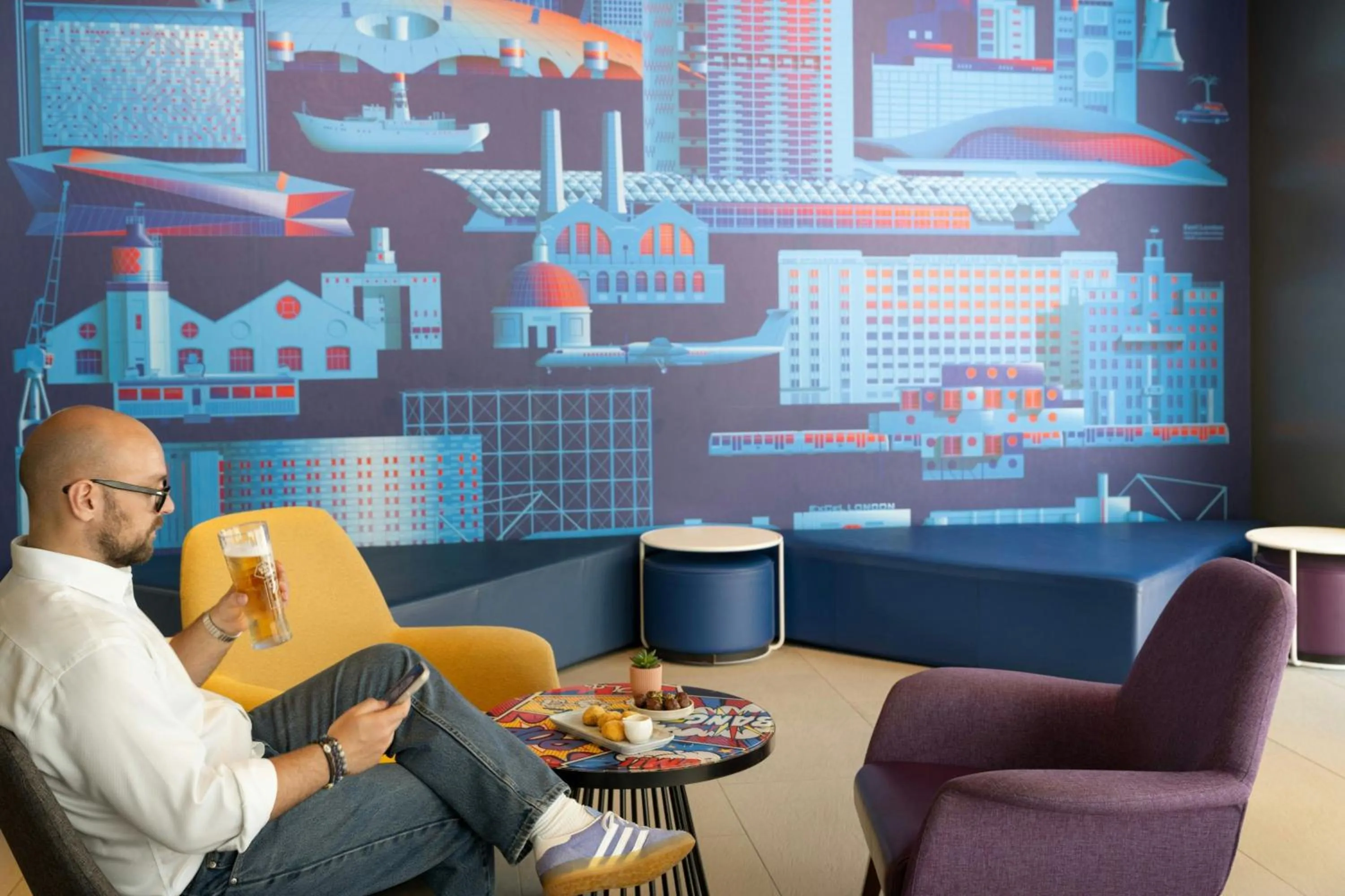 Lounge or bar in Aloft London Excel