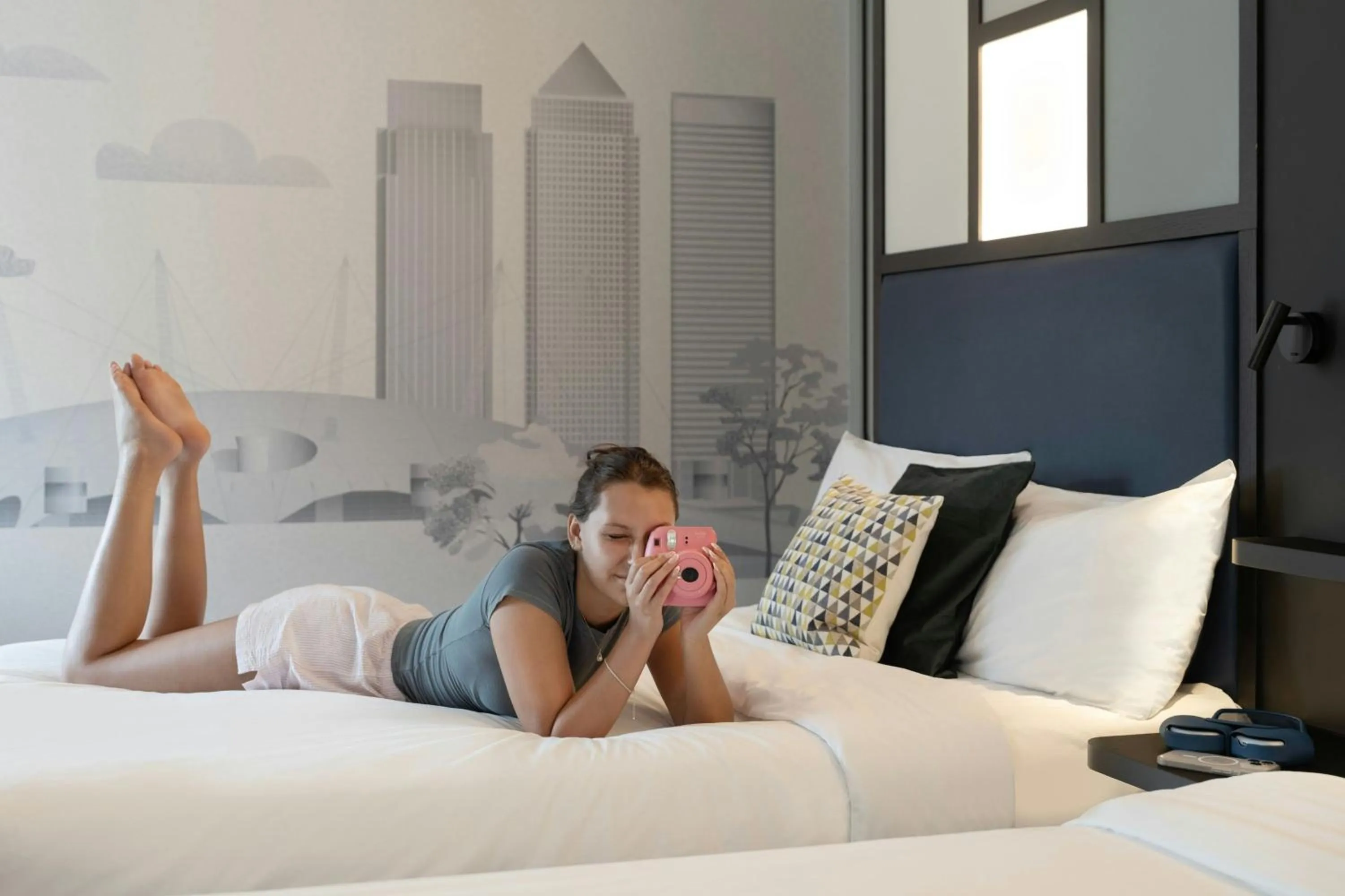 Photo of the whole room, Bed in Aloft London Excel