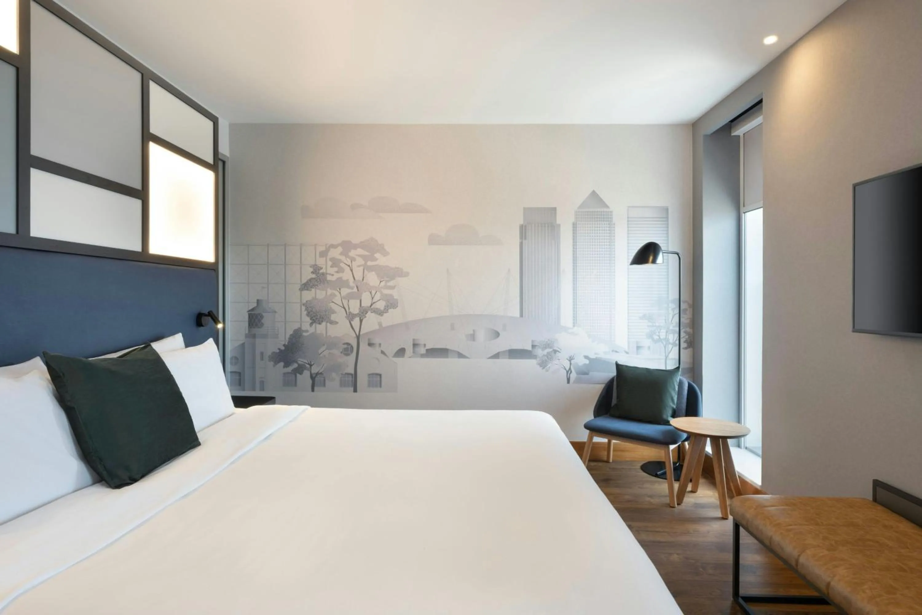 Photo of the whole room, Bed in Aloft London Excel