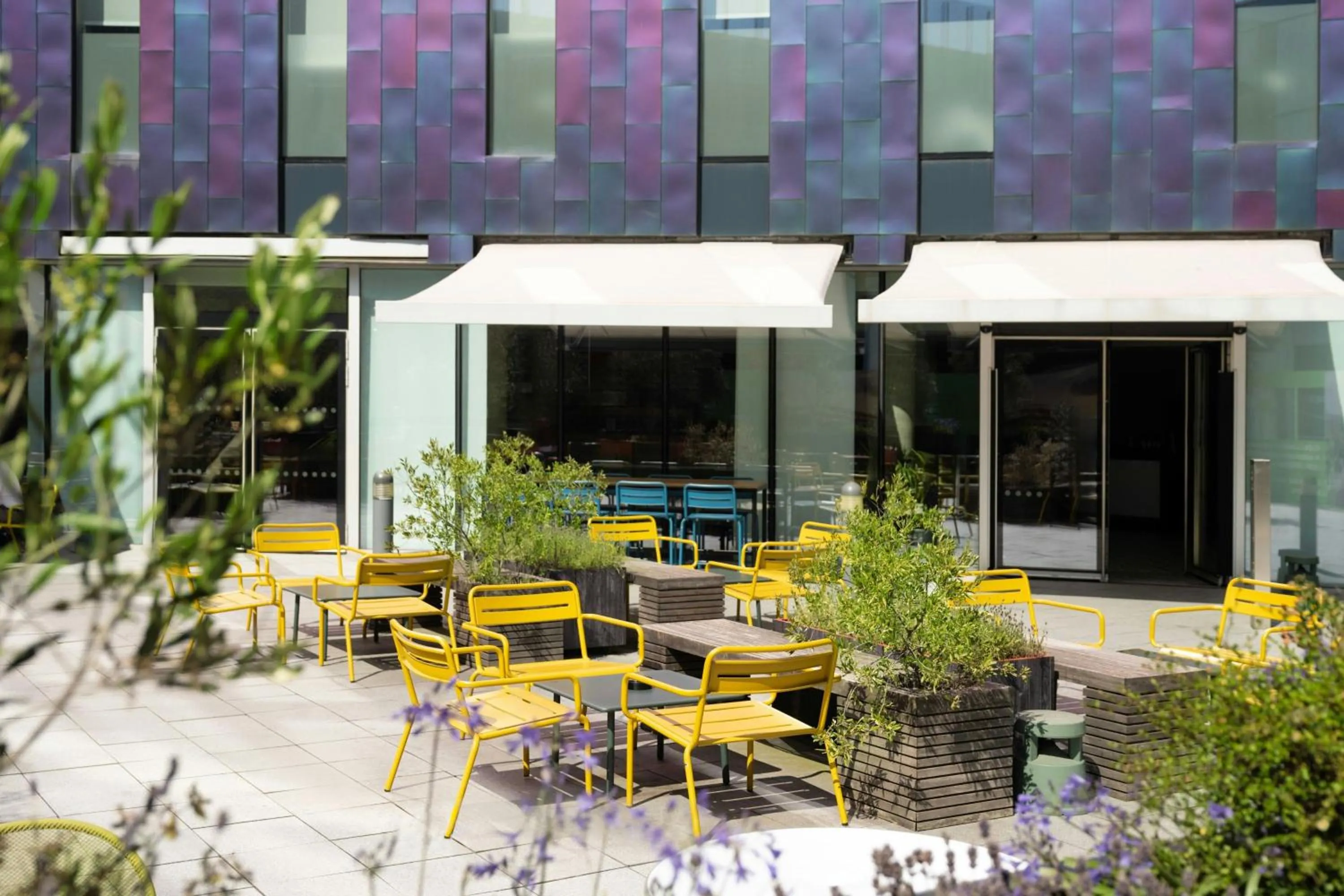 Restaurant/places to eat in Aloft London Excel