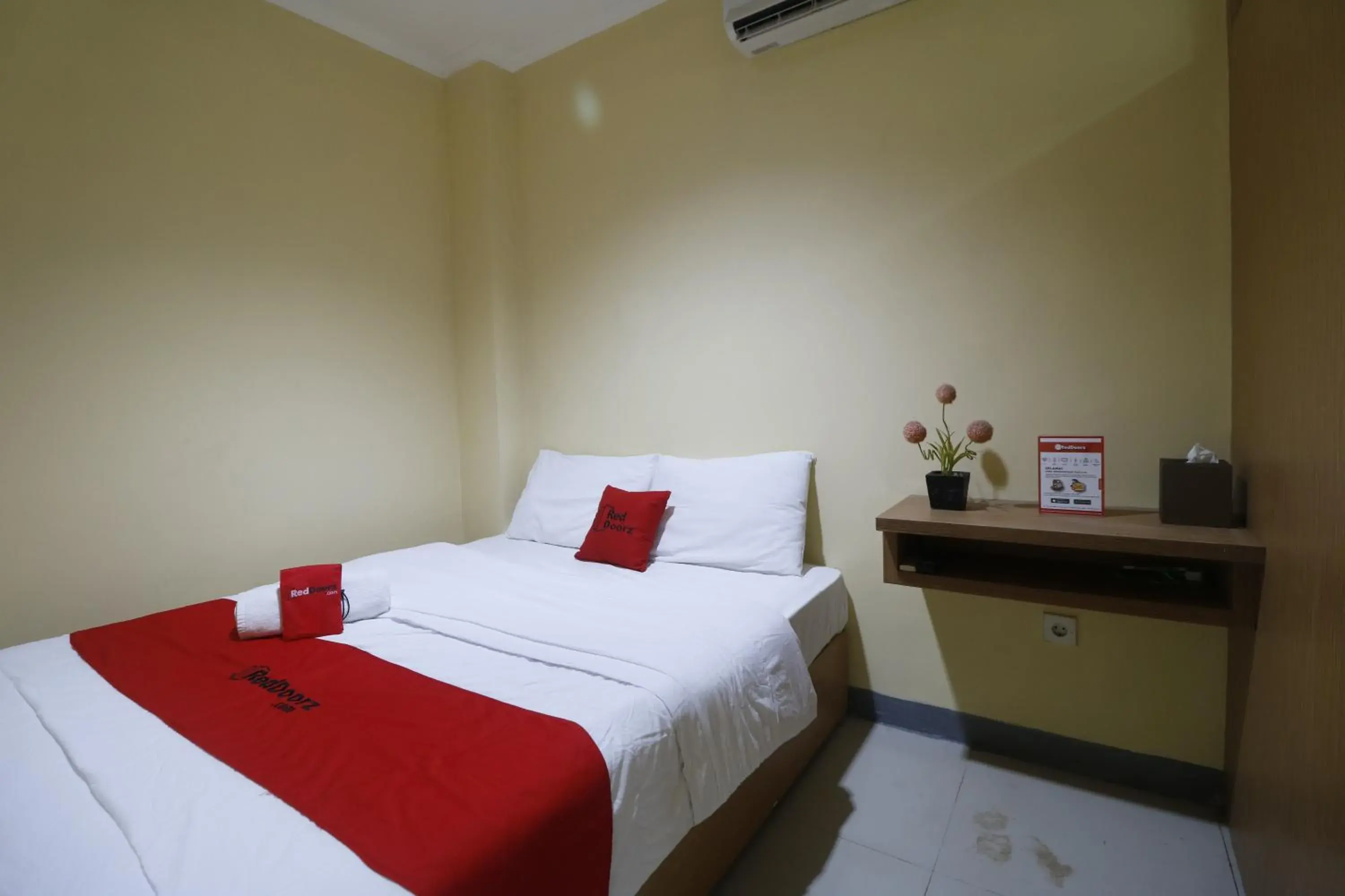 Bedroom, Bed in RedDoorz near ITC Cempaka Mas Bedroom, Bed in RedDoorz near ITC Cempaka Mas