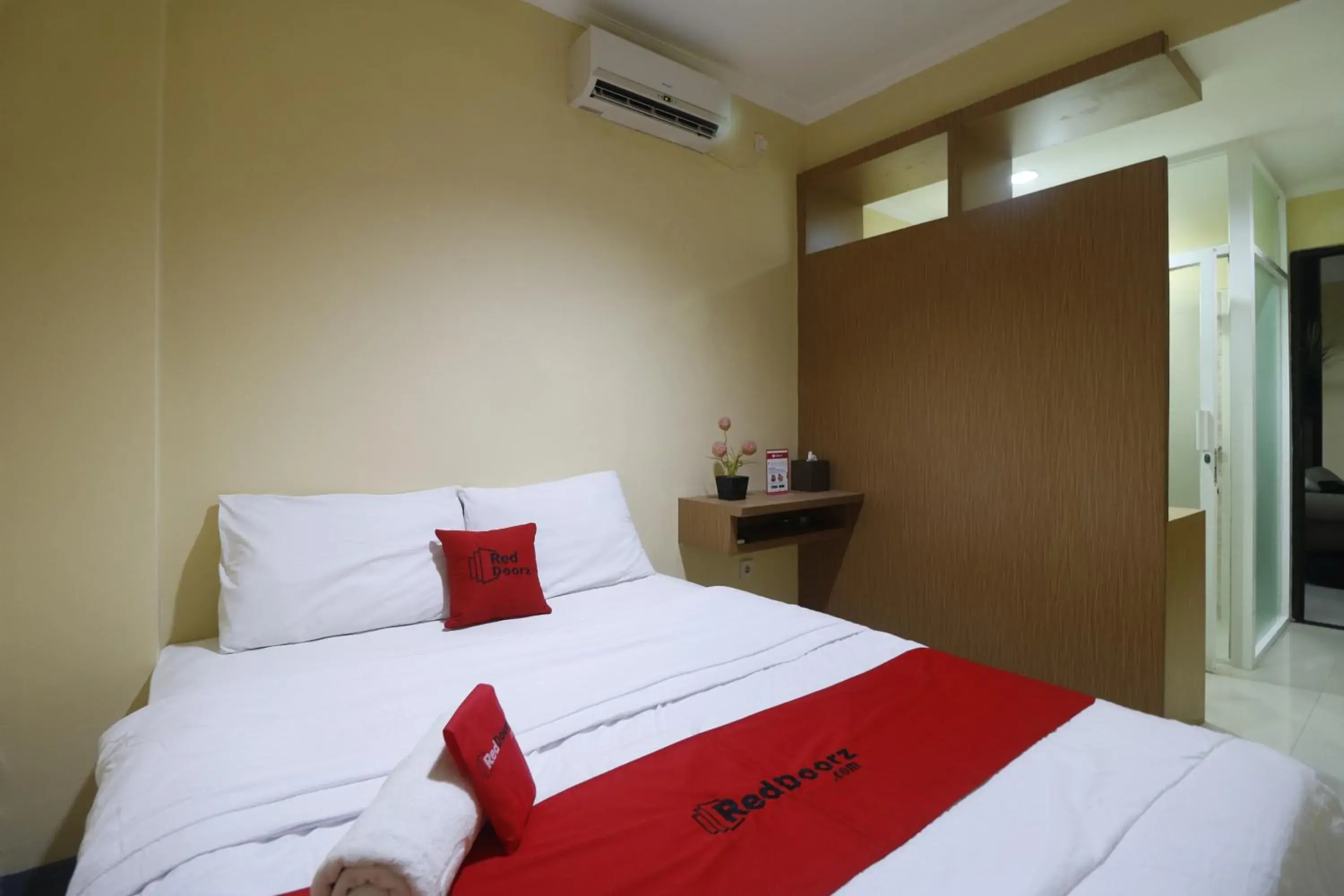 Bedroom, Bed in RedDoorz near ITC Cempaka Mas Bedroom, Bed in RedDoorz near ITC Cempaka Mas