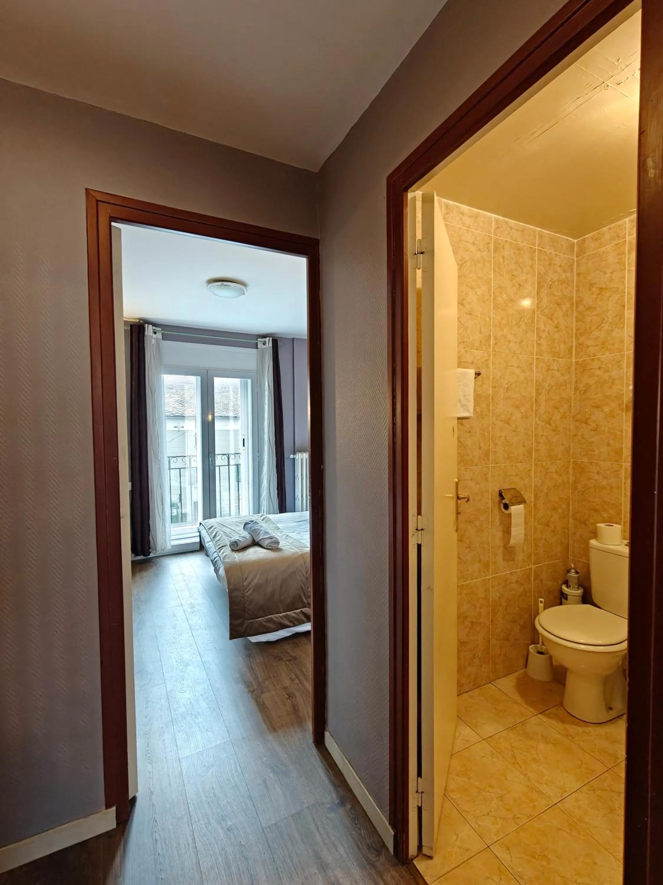 Toilet, Bed in Le Catalan - Hôtel et appartements