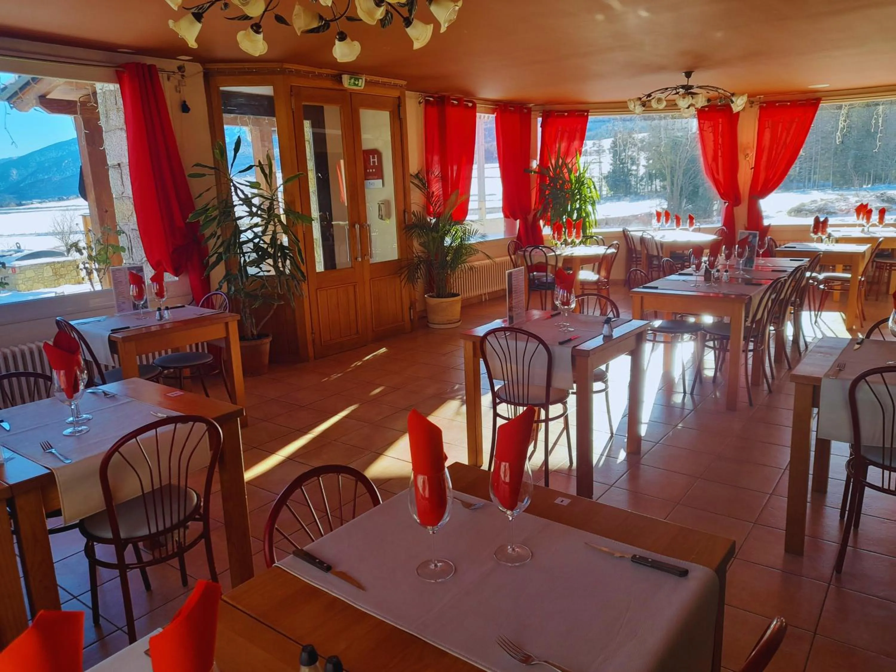 Restaurant/places to eat in Le Catalan - Hôtel et appartements