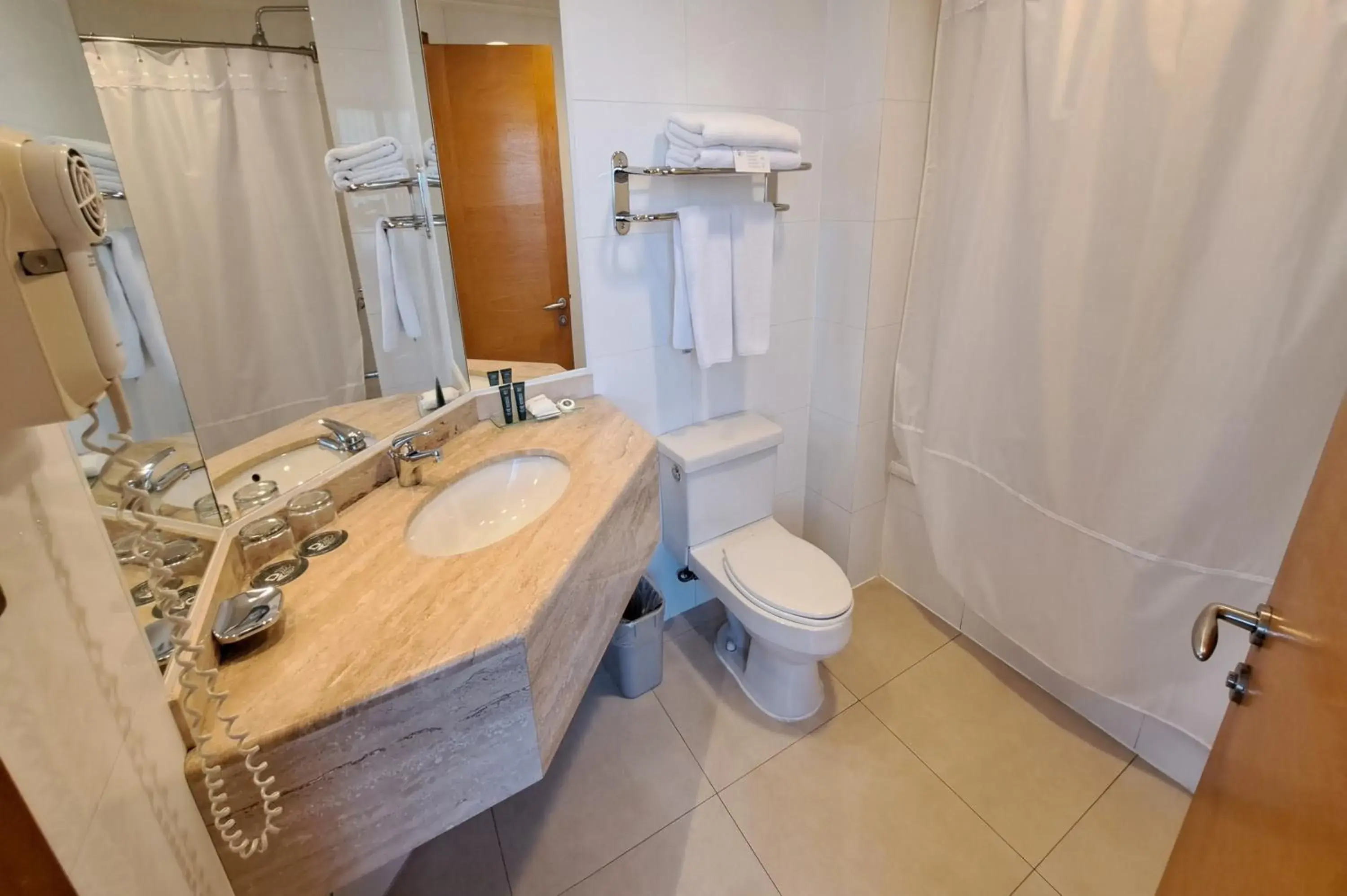 Bathroom in Hotel Diego de Almagro Lomas Verdes Bathroom in Hotel Diego de Almagro Lomas Verdes