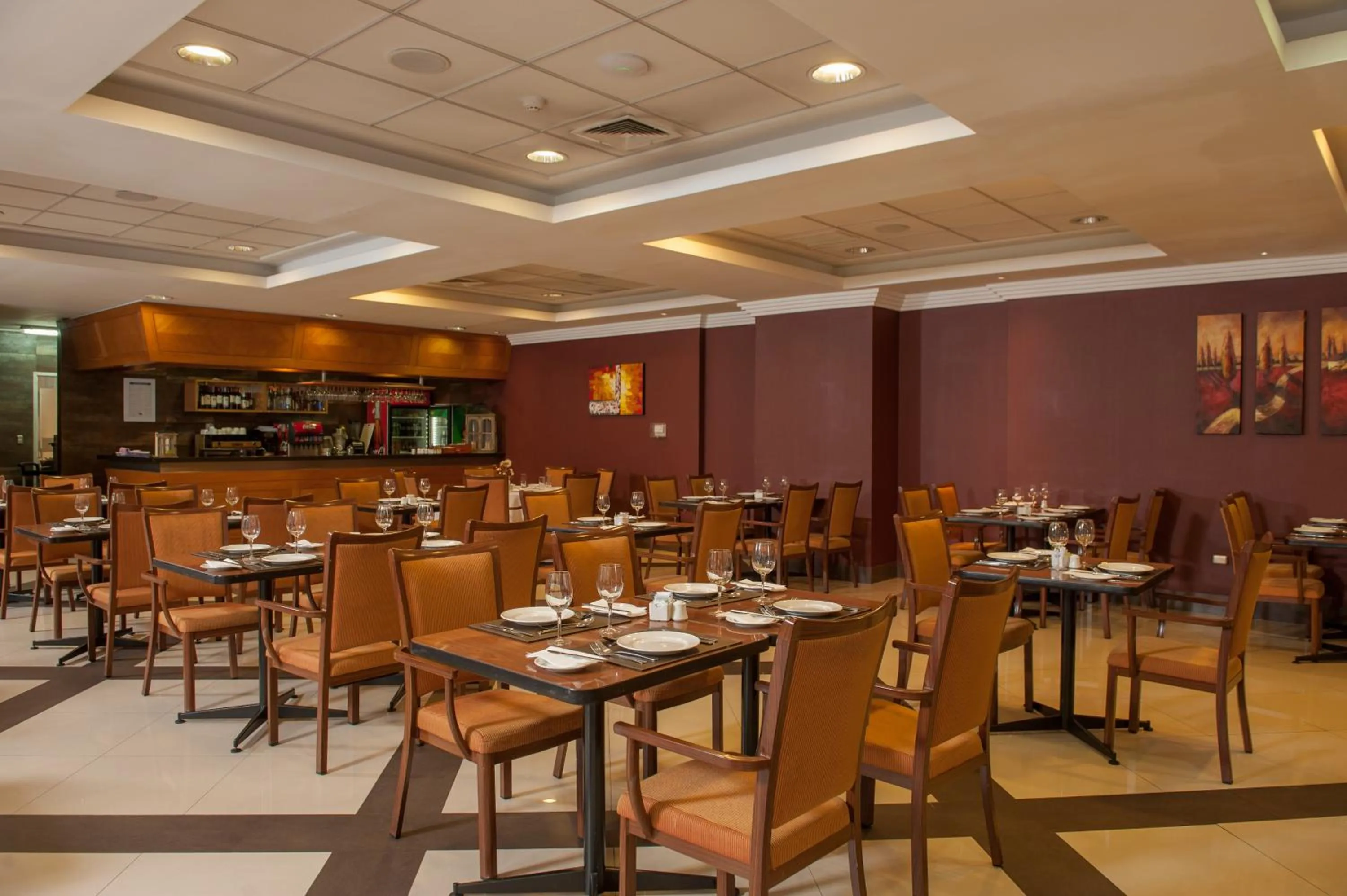 Restaurant/places to eat in Hotel Diego de Almagro Lomas Verdes