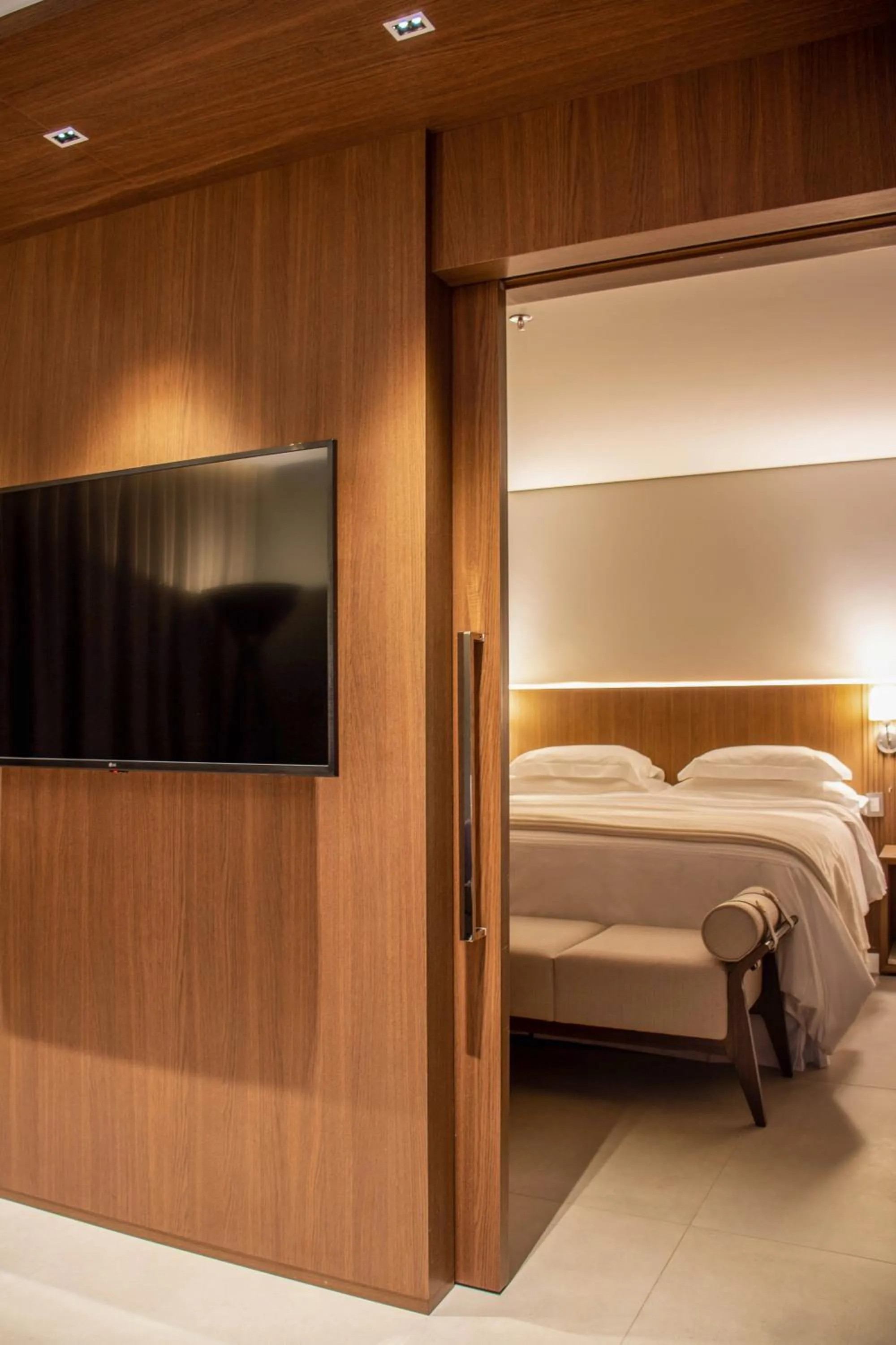 Communal lounge/ TV room, Bed in Amazon Taiamã Hotel