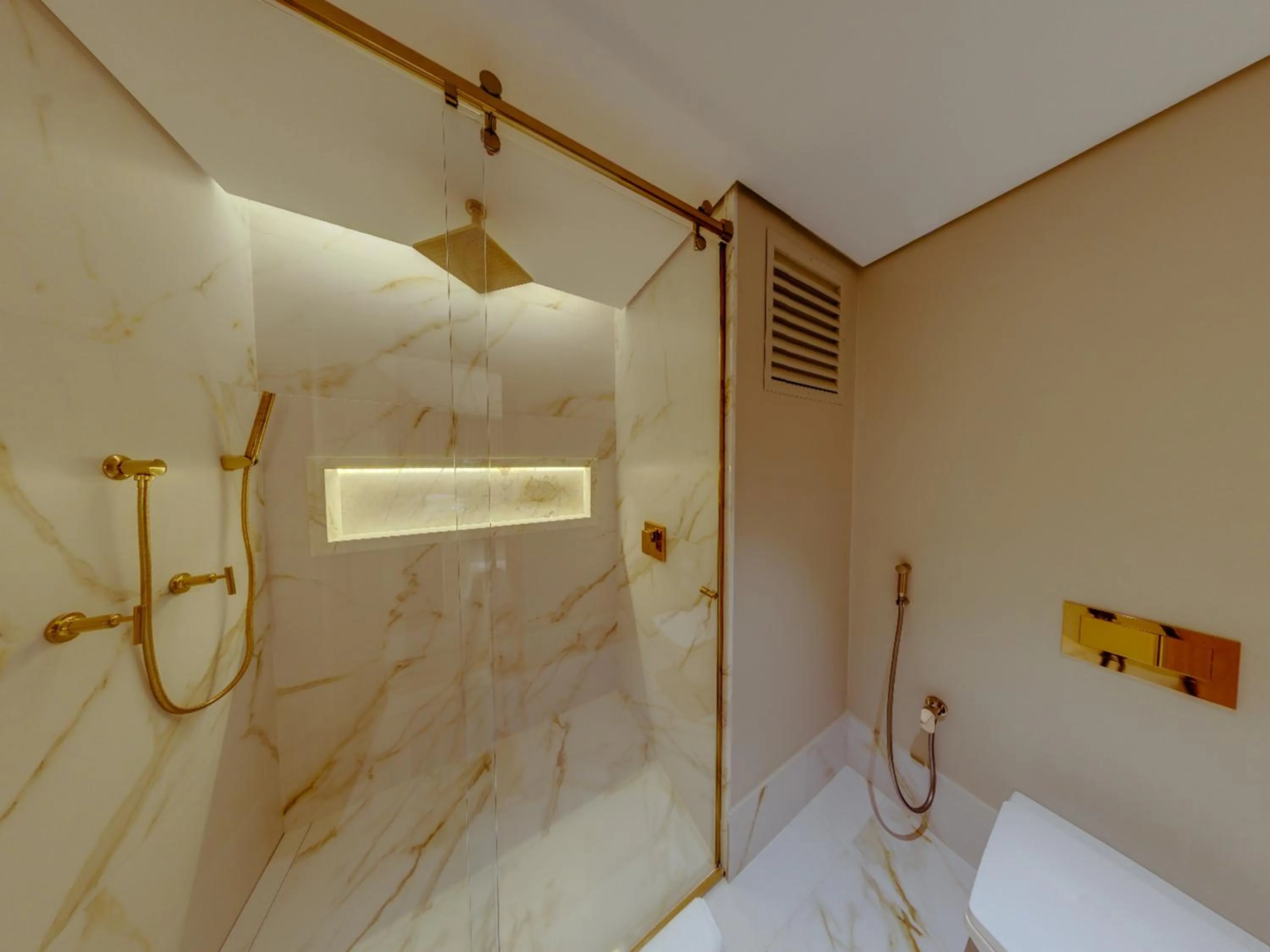 Shower in Amazon Taiamã Hotel