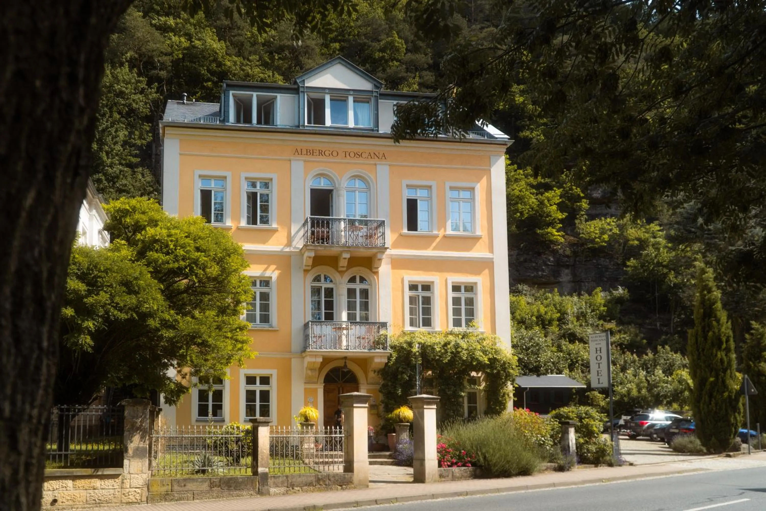 Property building in Albergo-Toscana