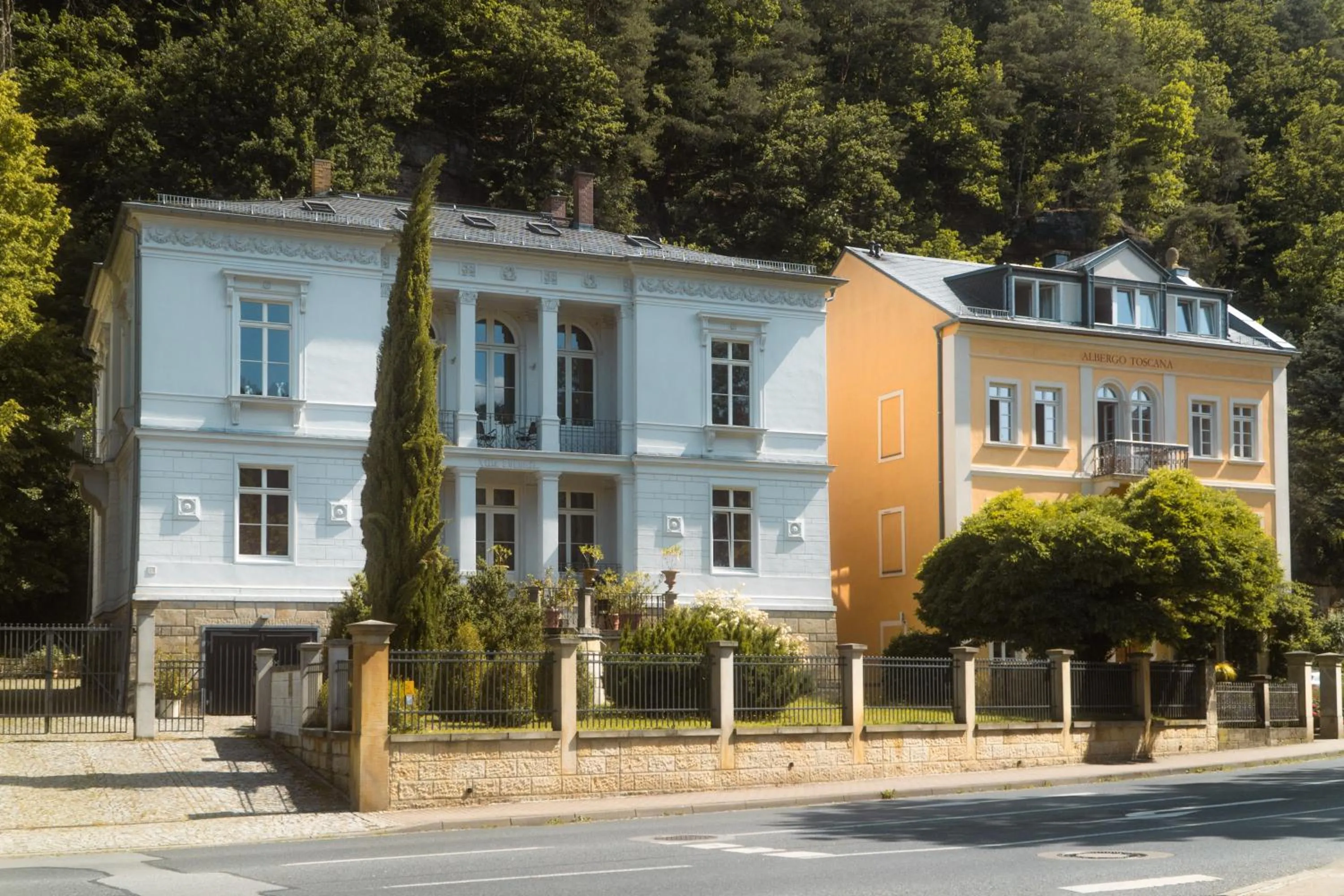 Property building in Albergo-Toscana