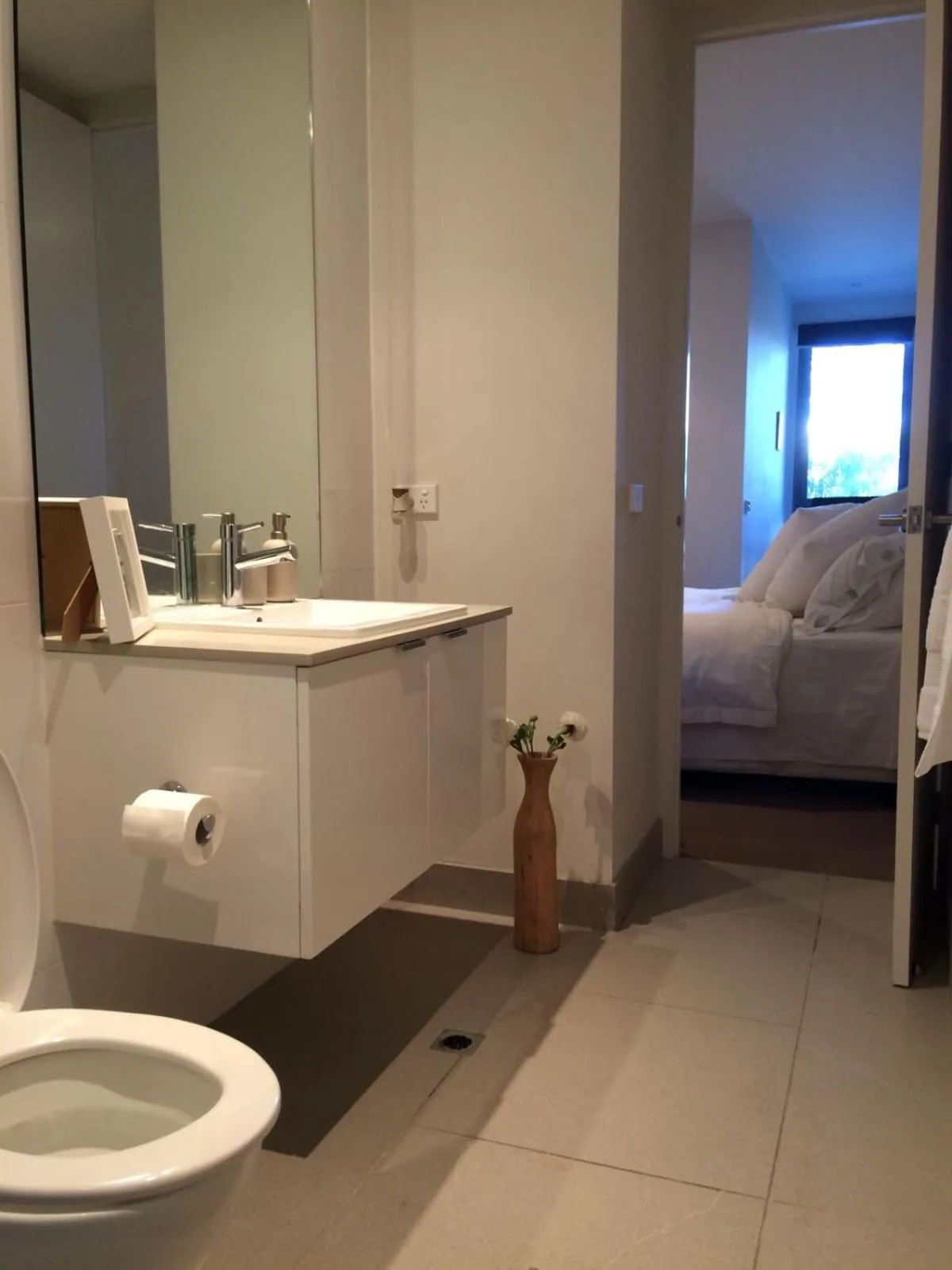 Toilet, Bed in Marina View Apartment on the Maribyrnong River, Melbourne