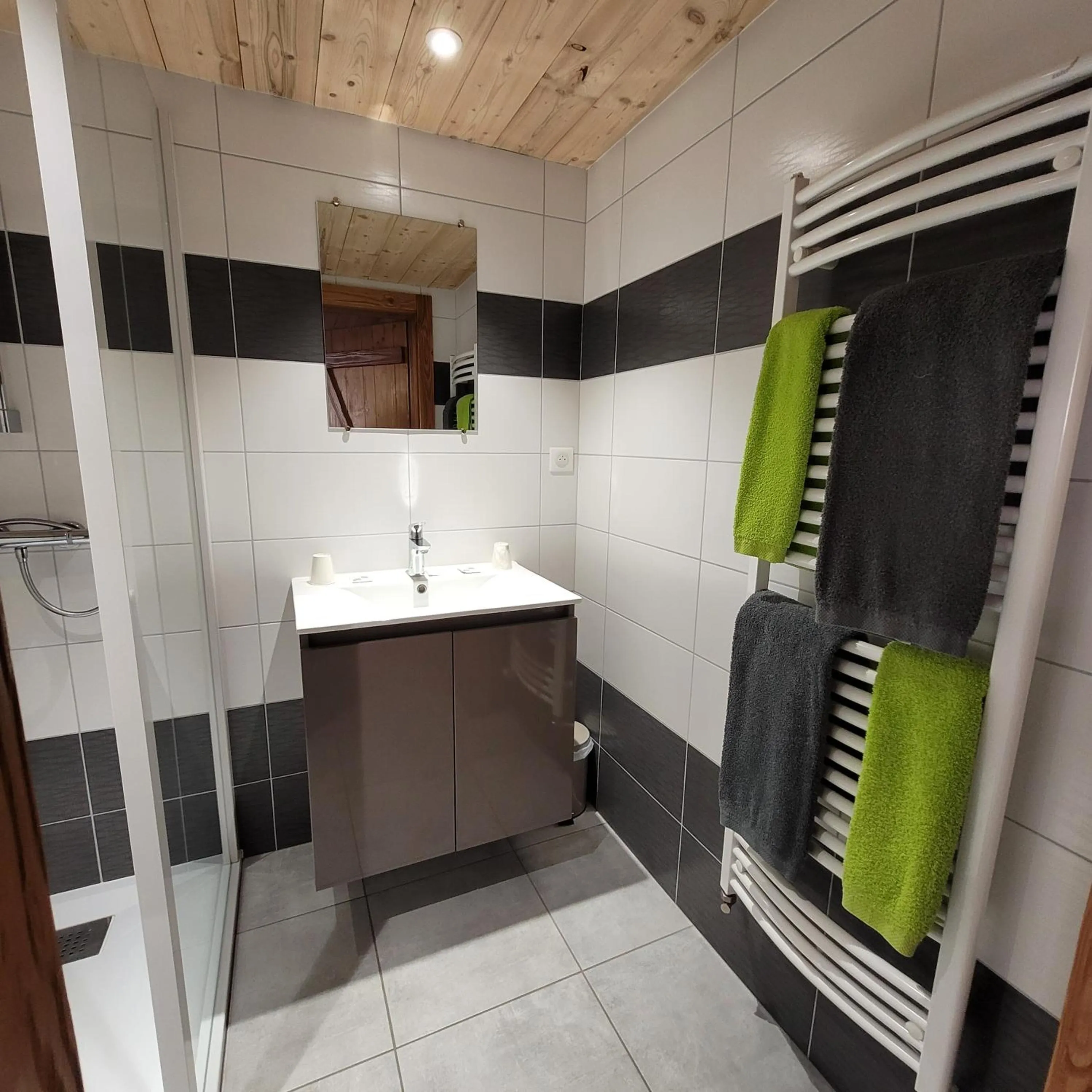 Shower in Hotel du lac des Corbeaux