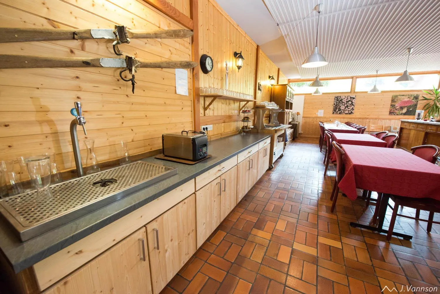 Food and drinks in Hotel du lac des Corbeaux