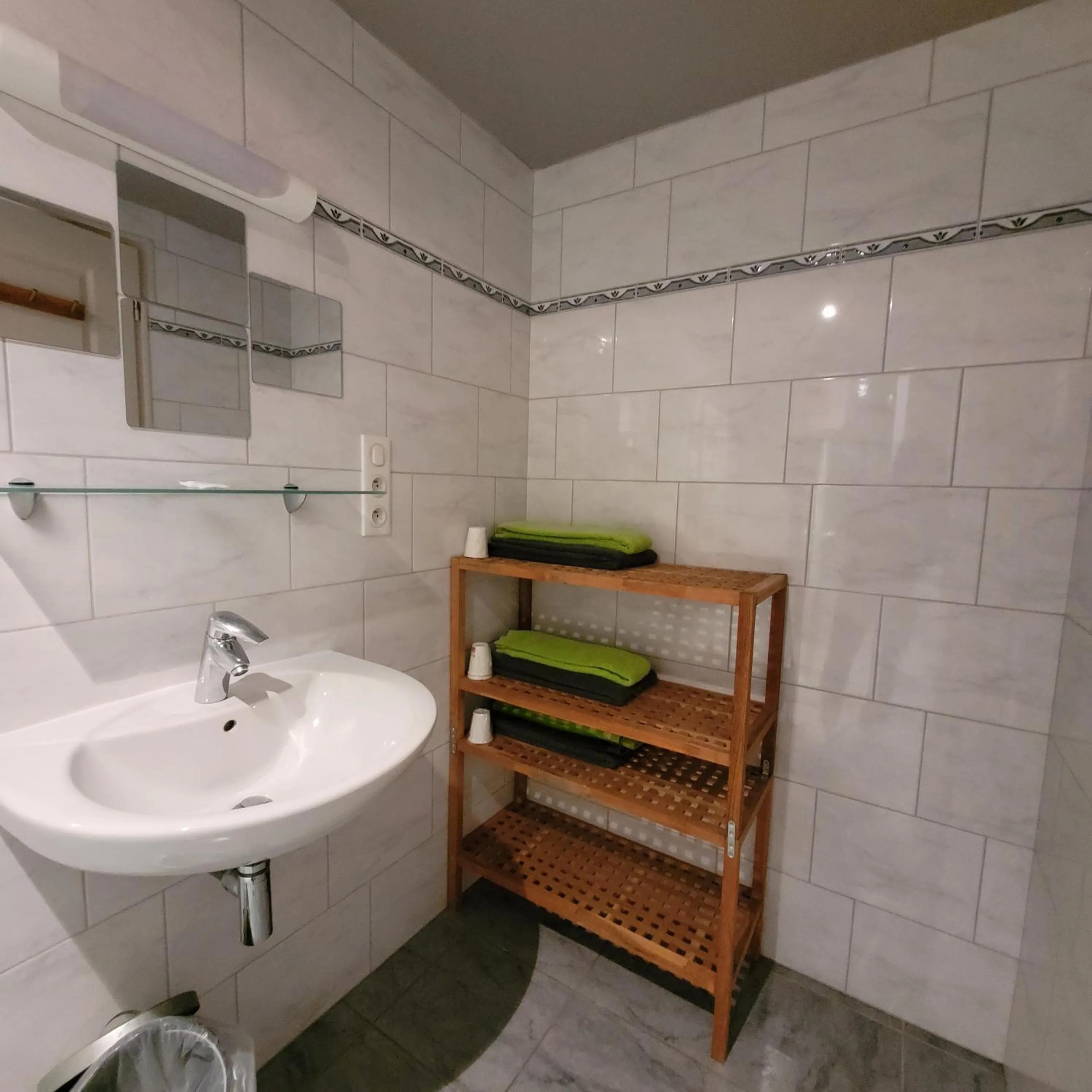 Shower in Hotel du lac des Corbeaux