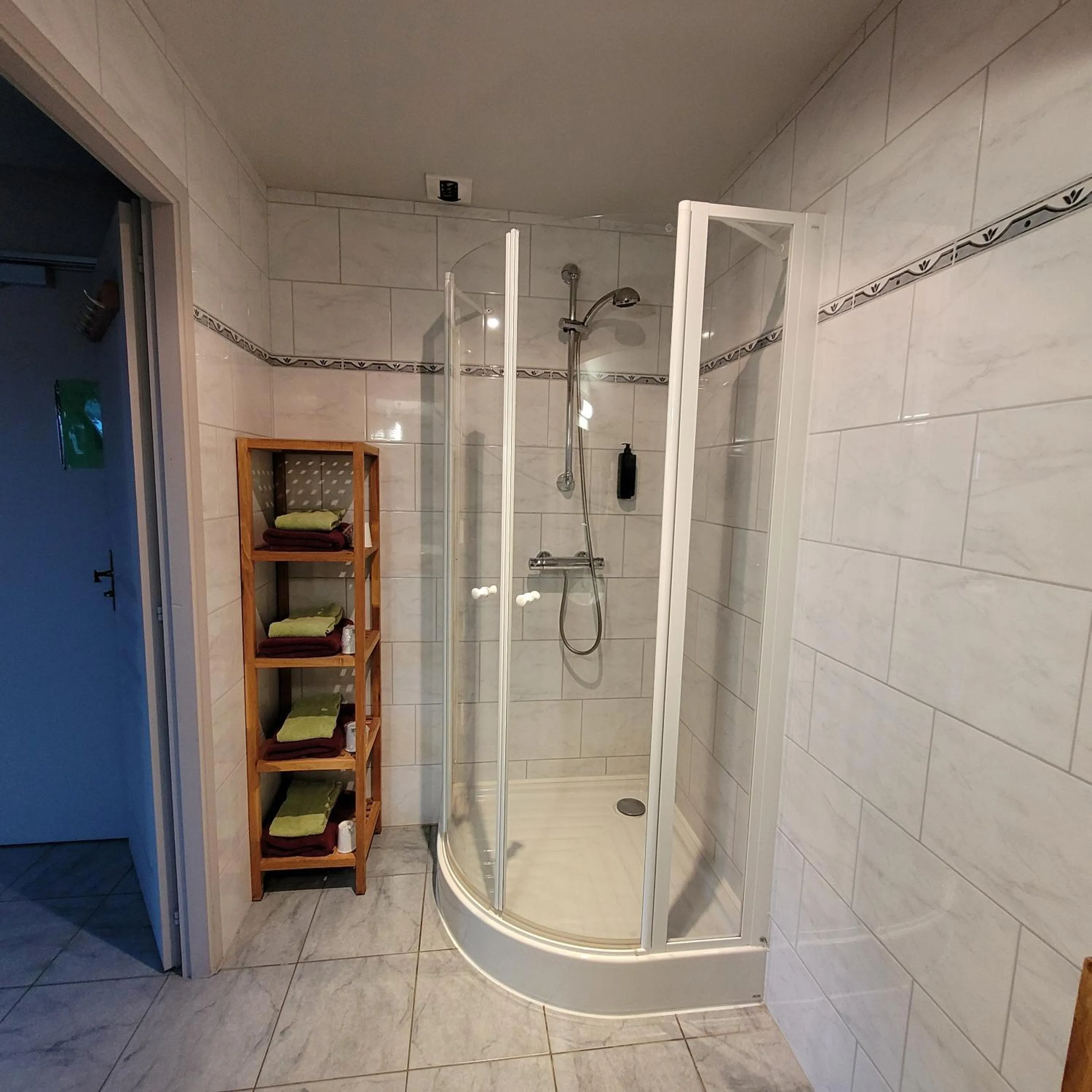 Shower in Hotel du lac des Corbeaux