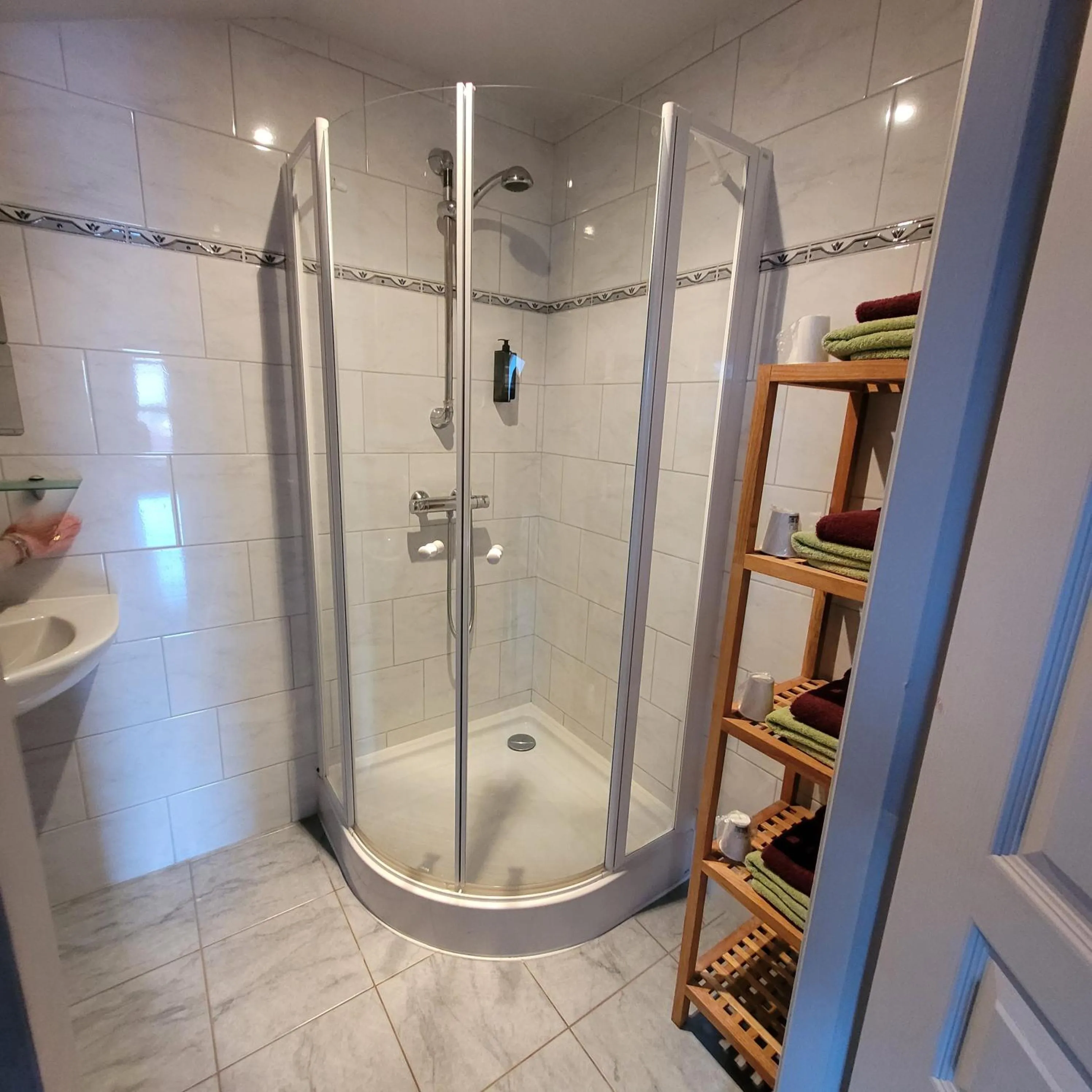 Shower in Hotel du lac des Corbeaux