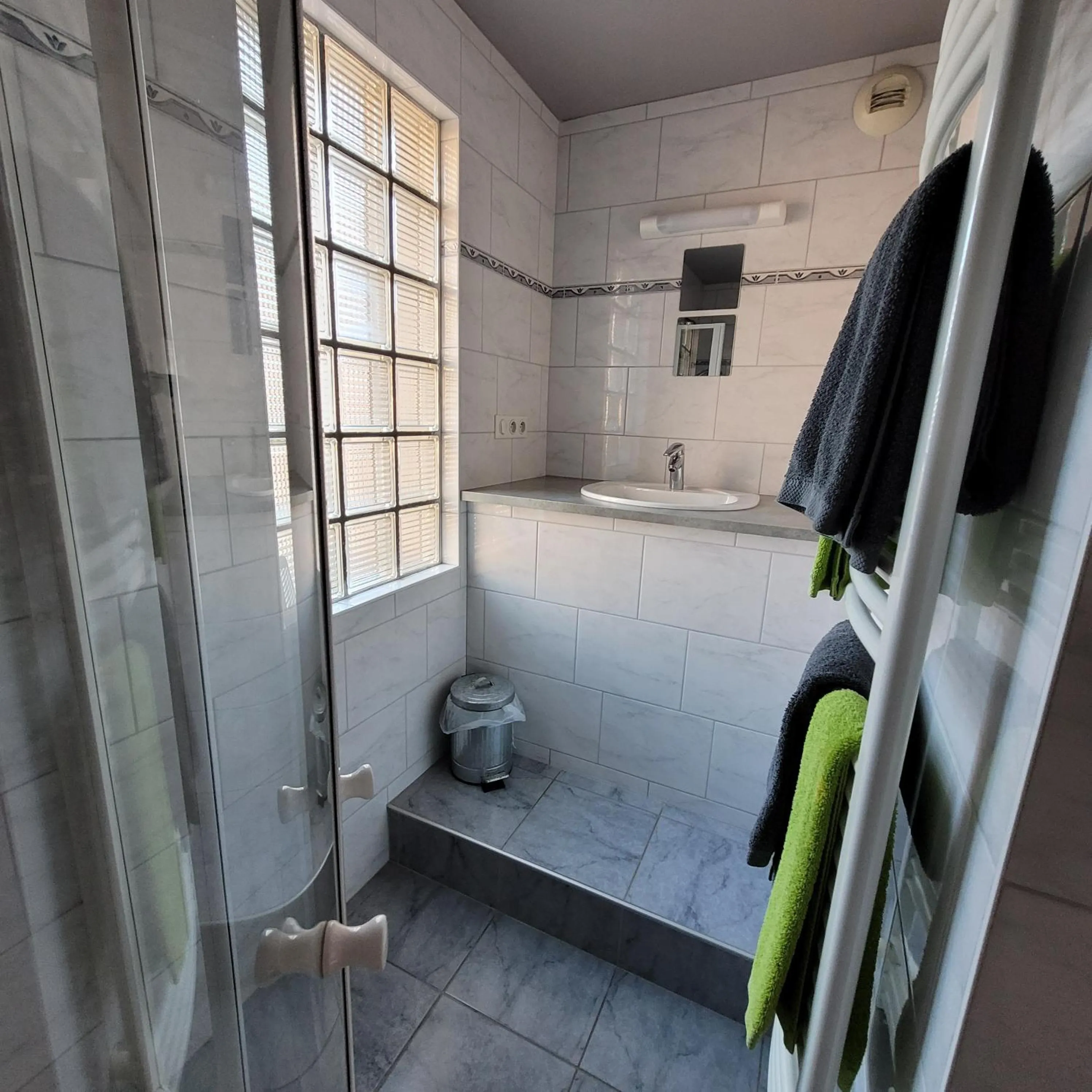 Shower, Bed in Hotel du lac des Corbeaux