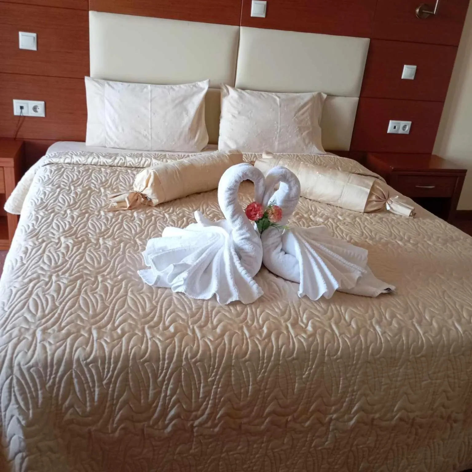 Bedroom, Bed in Siris Hotel