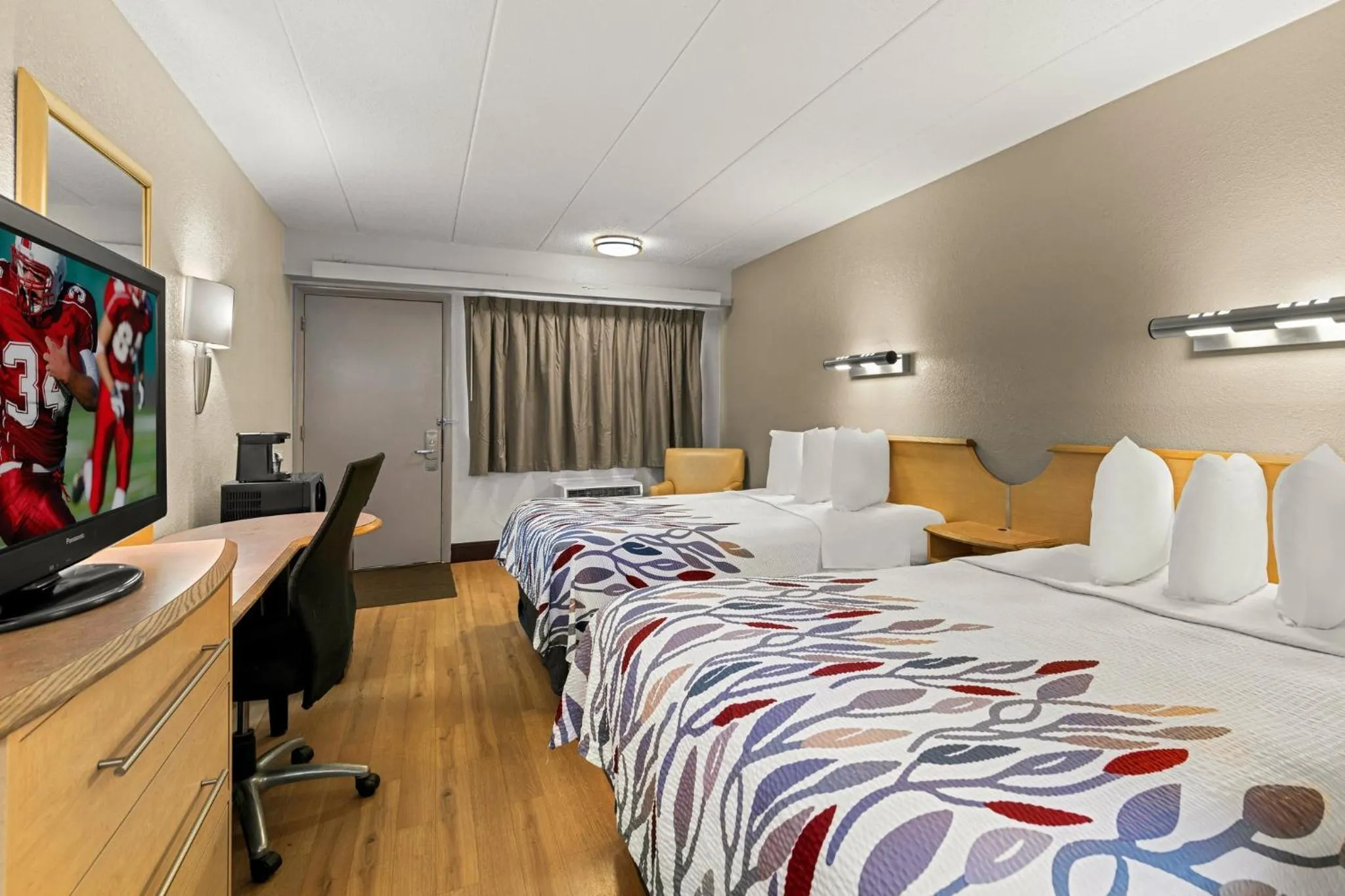 Photo of the whole room, Bed in Red Roof Inn Salem