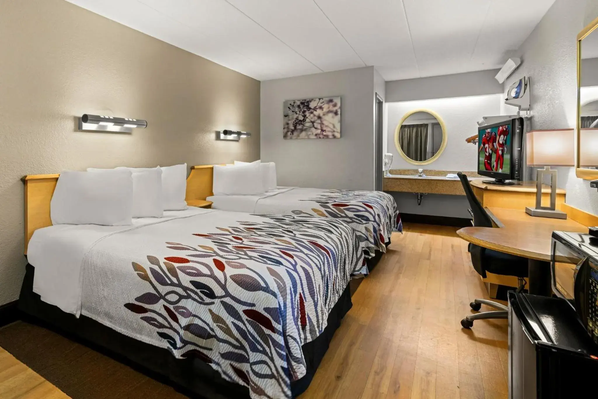 Photo of the whole room, Bed in Red Roof Inn Salem Photo of the whole room, Bed in Red Roof Inn Salem