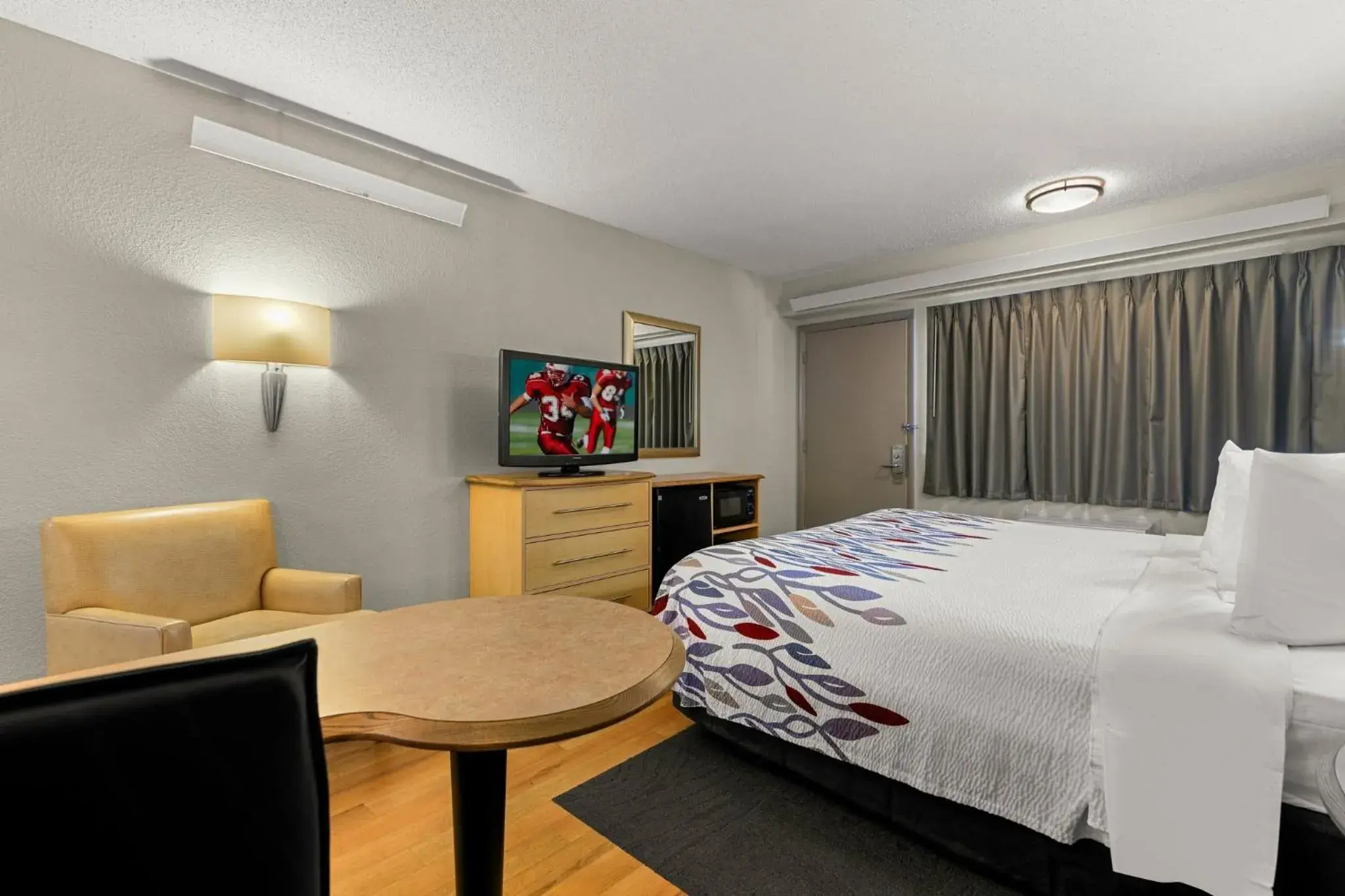 Photo of the whole room, Bed in Red Roof Inn Salem Photo of the whole room, Bed in Red Roof Inn Salem