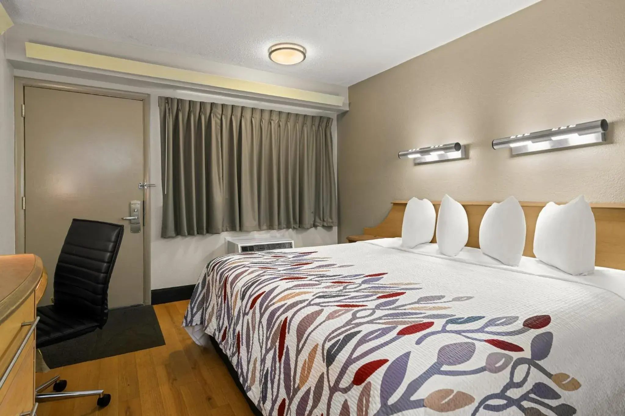 Photo of the whole room, Bed in Red Roof Inn Salem Photo of the whole room, Bed in Red Roof Inn Salem