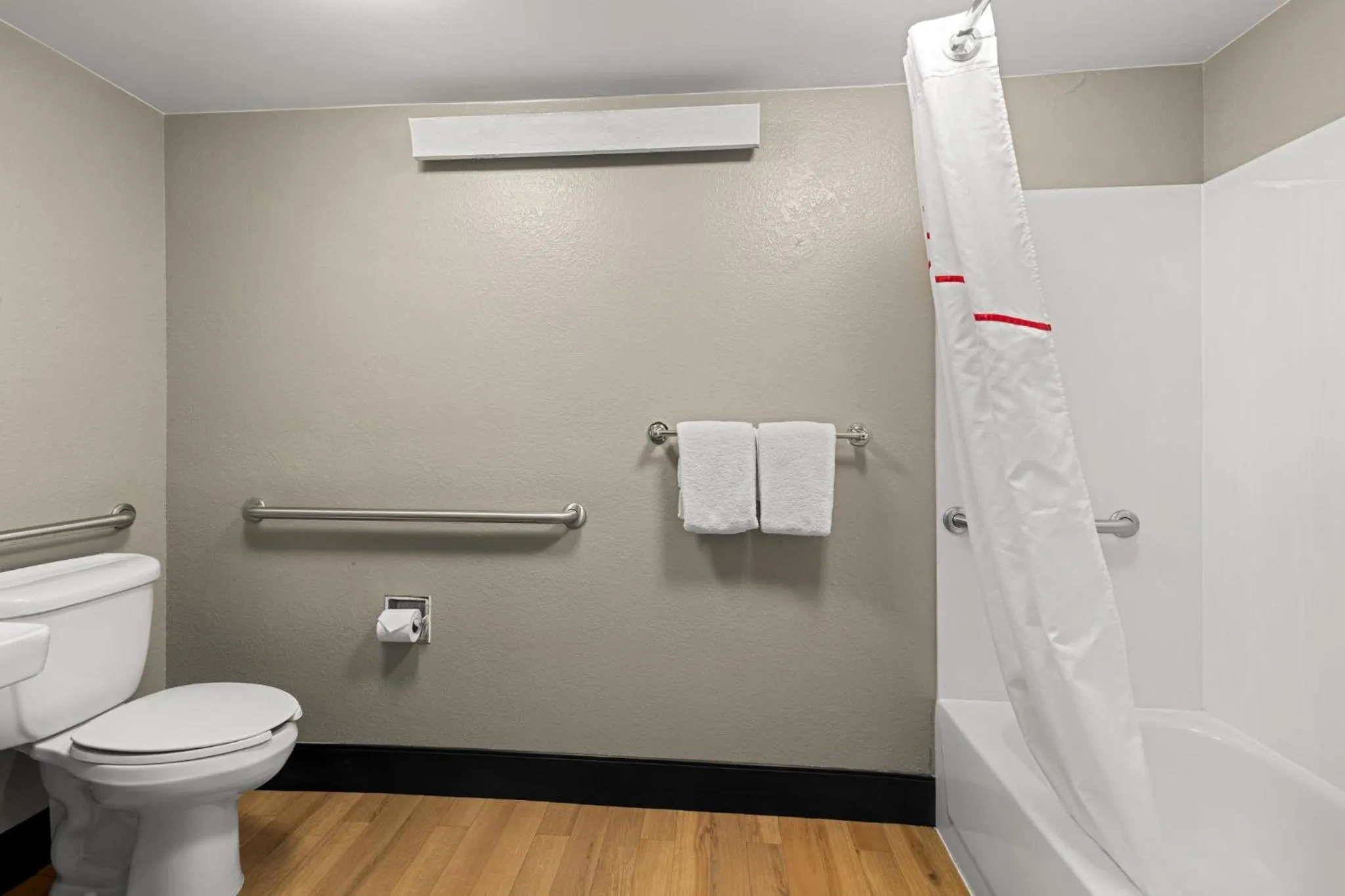 Bathroom in Red Roof Inn Salem