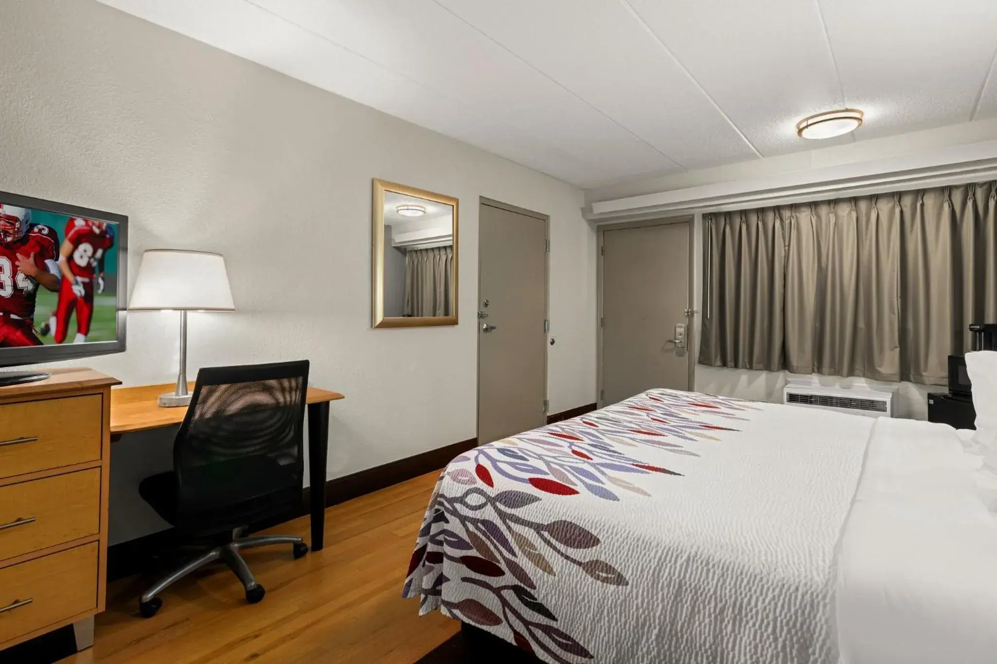 Photo of the whole room, Bed in Red Roof Inn Salem Photo of the whole room, Bed in Red Roof Inn Salem