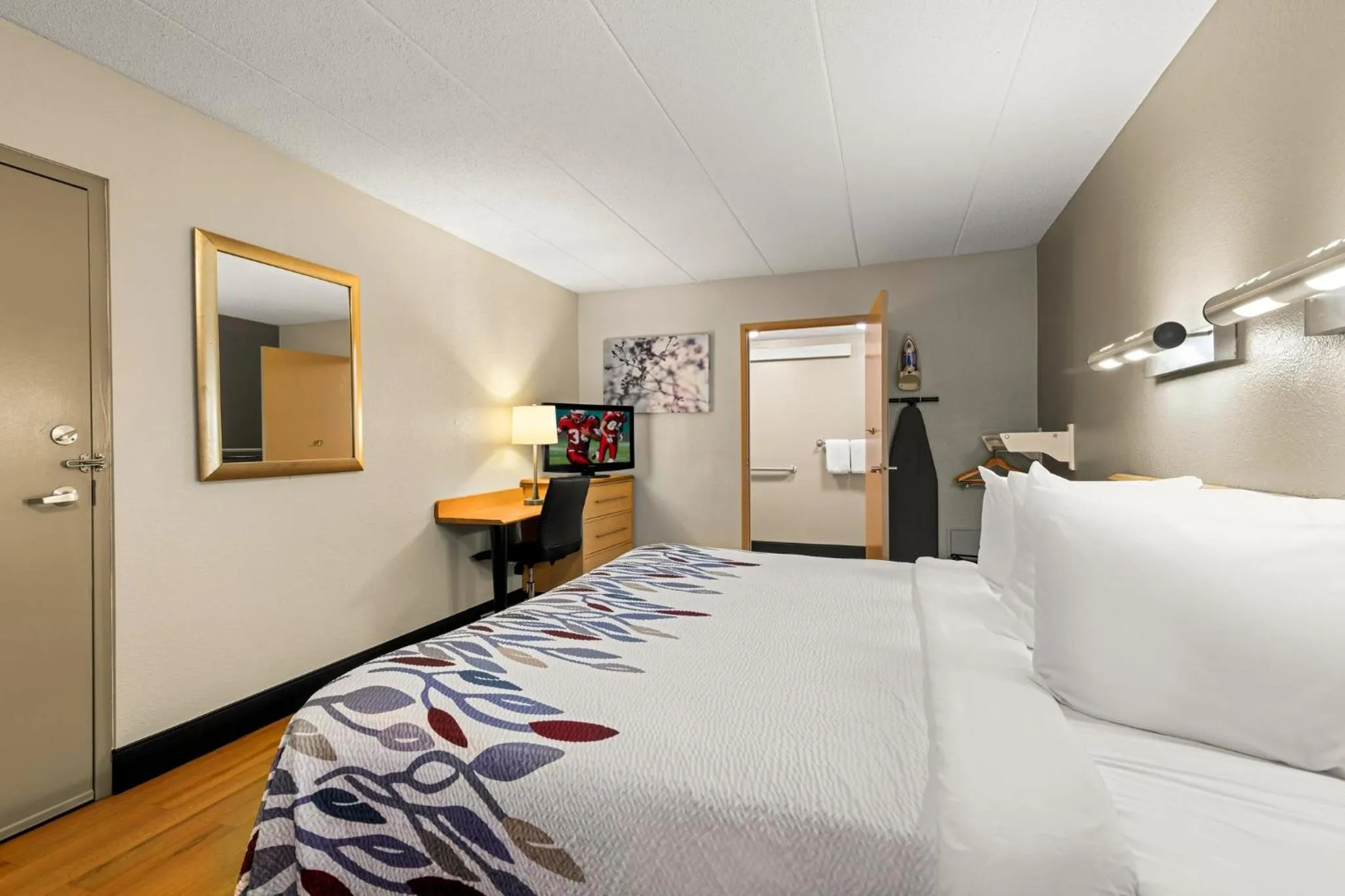 Photo of the whole room, Bed in Red Roof Inn Salem