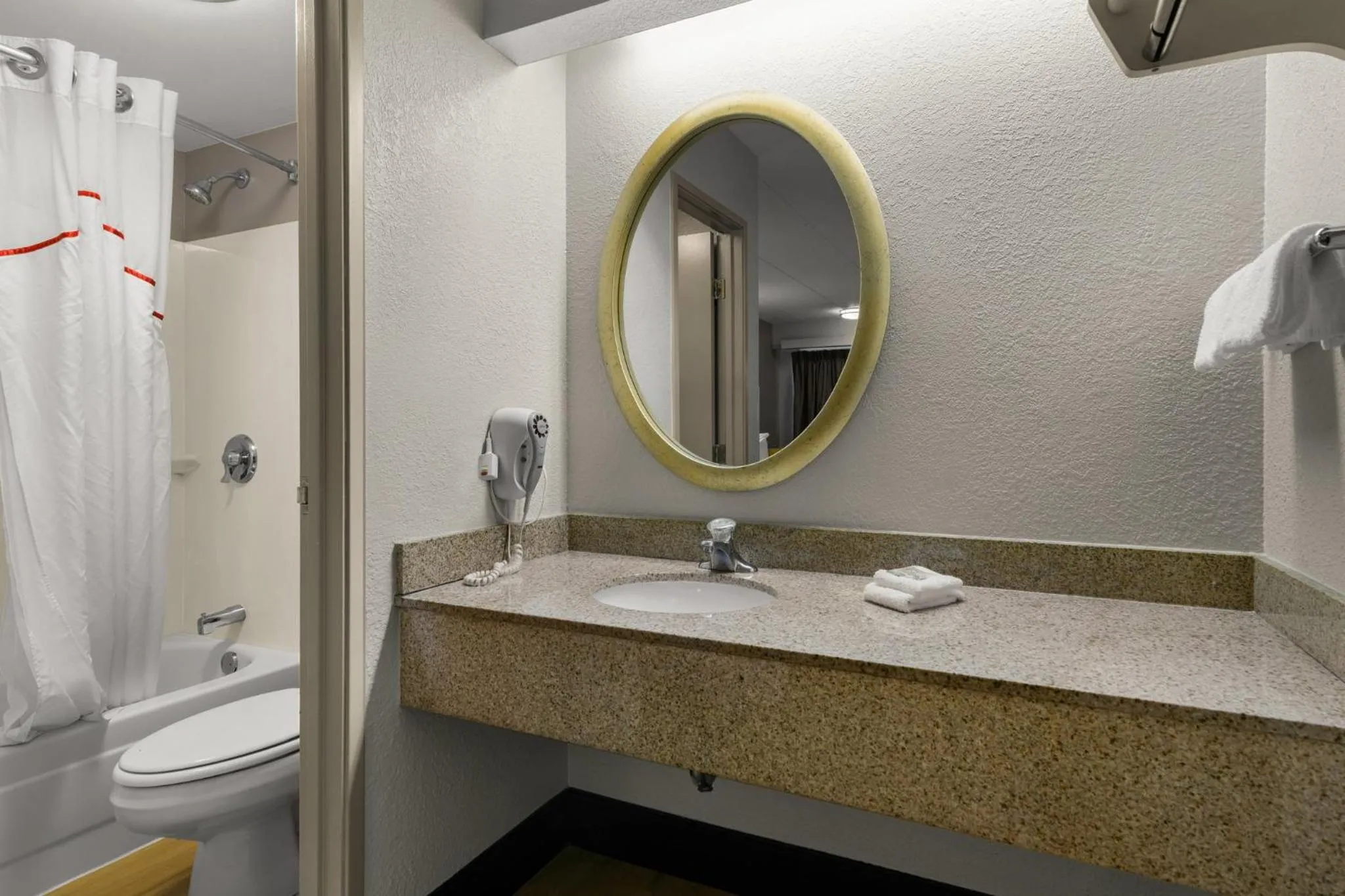 Bathroom in Red Roof Inn Salem