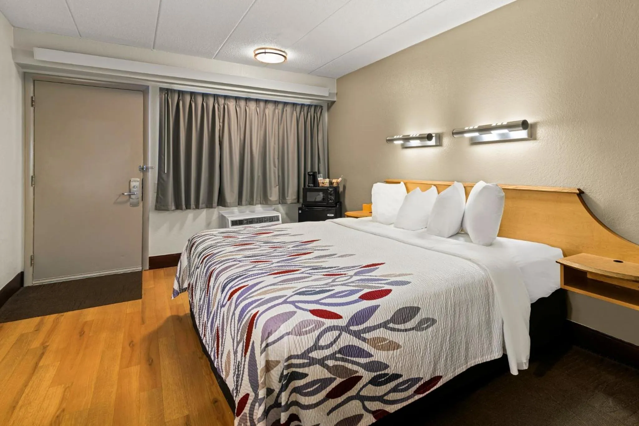 Photo of the whole room, Bed in Red Roof Inn Salem