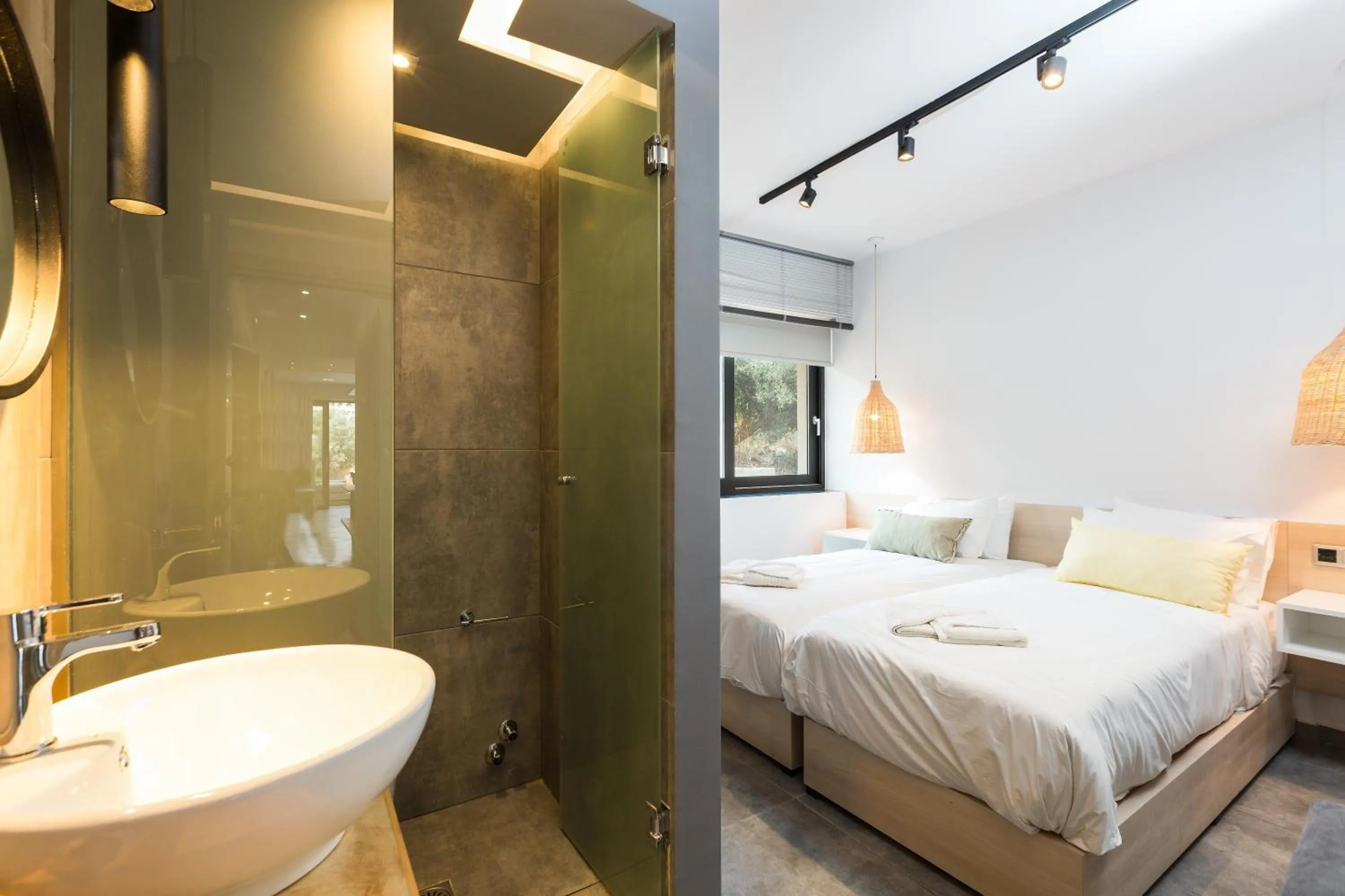 Bathroom, Bed in T Hotel Premium Suites