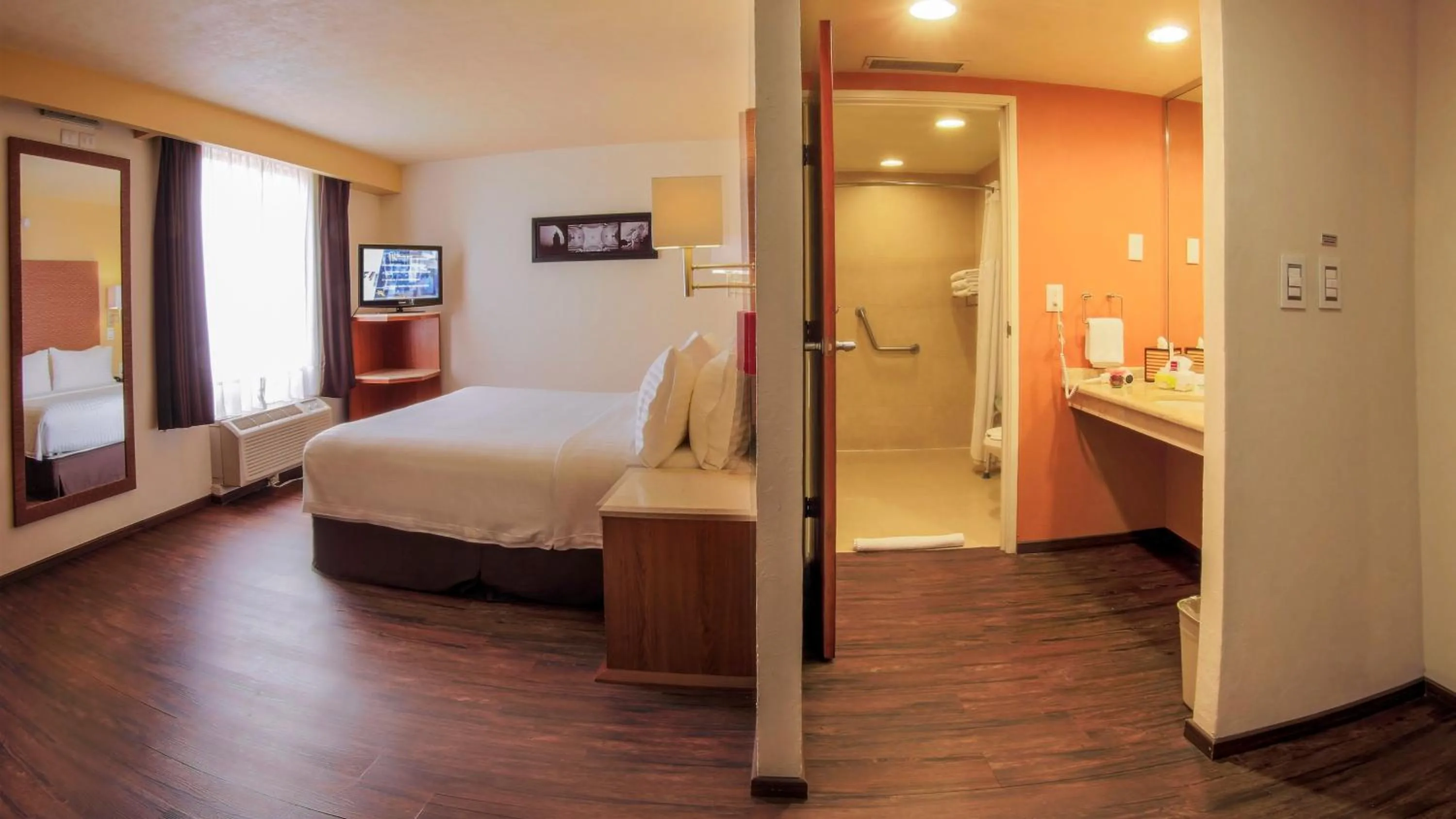 Photo of the whole room, Bed in Holiday Inn Orizaba by IHG