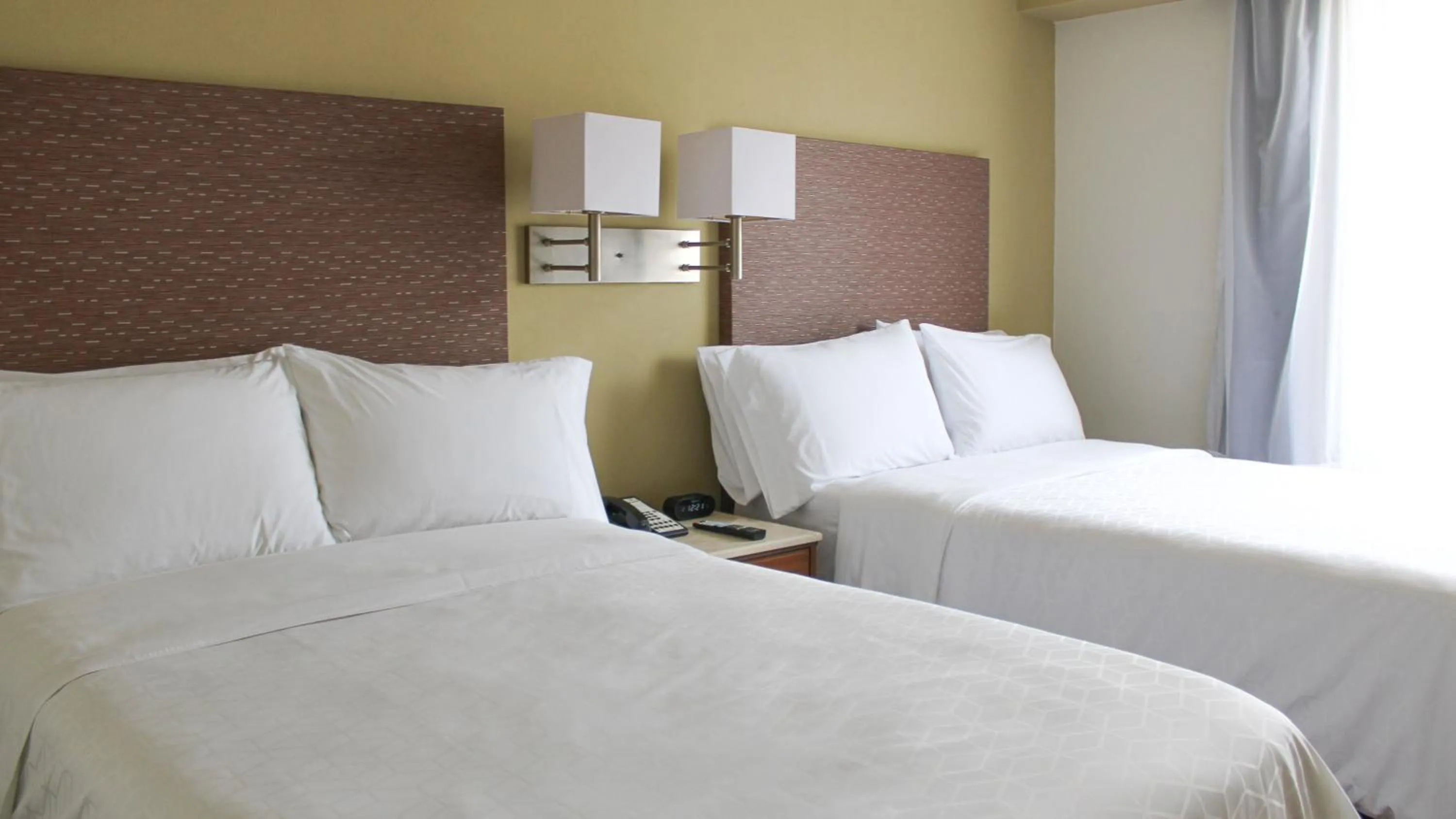 Photo of the whole room, Bed in Holiday Inn Orizaba by IHG