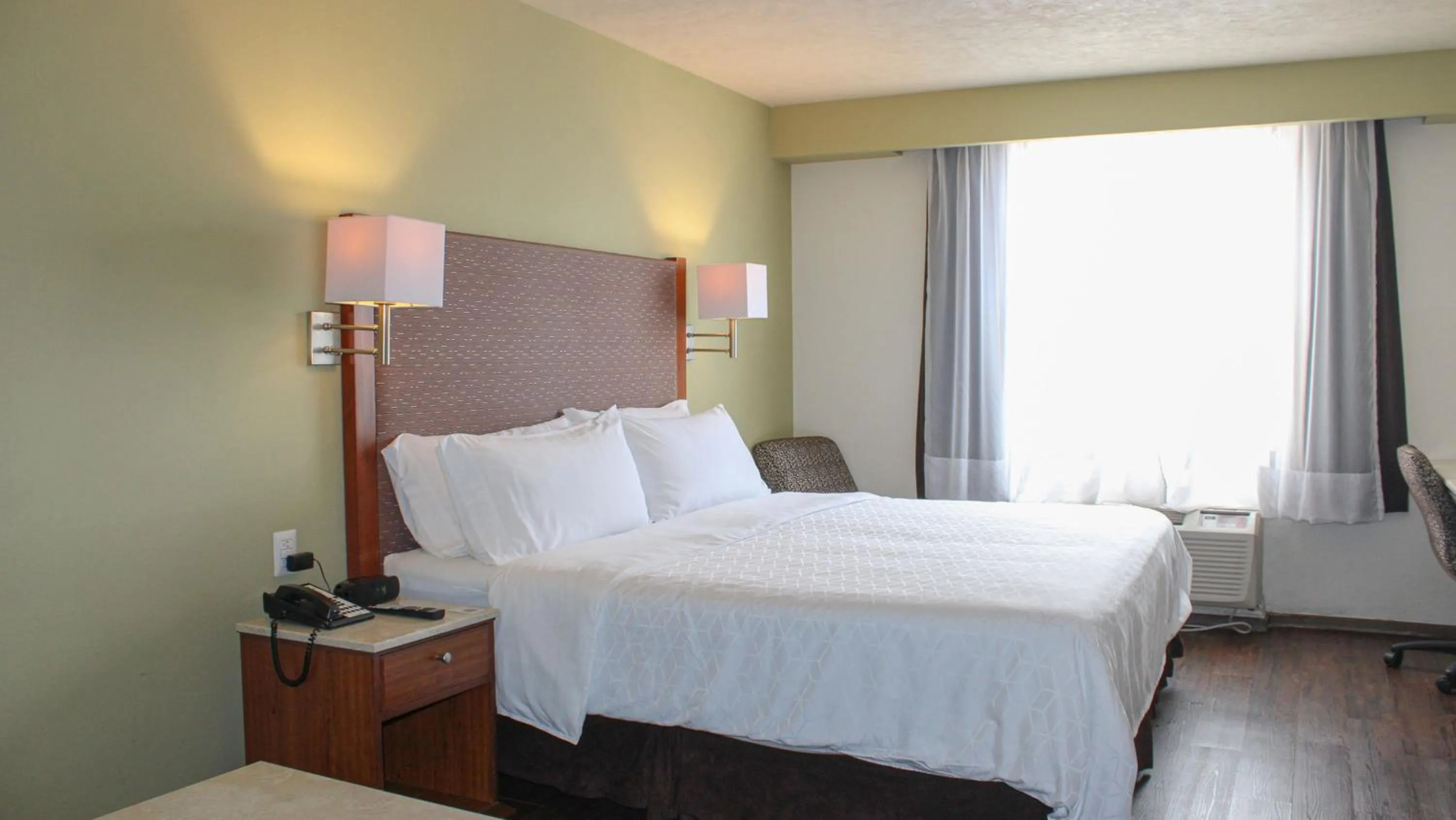 Photo of the whole room, Bed in Holiday Inn Orizaba by IHG