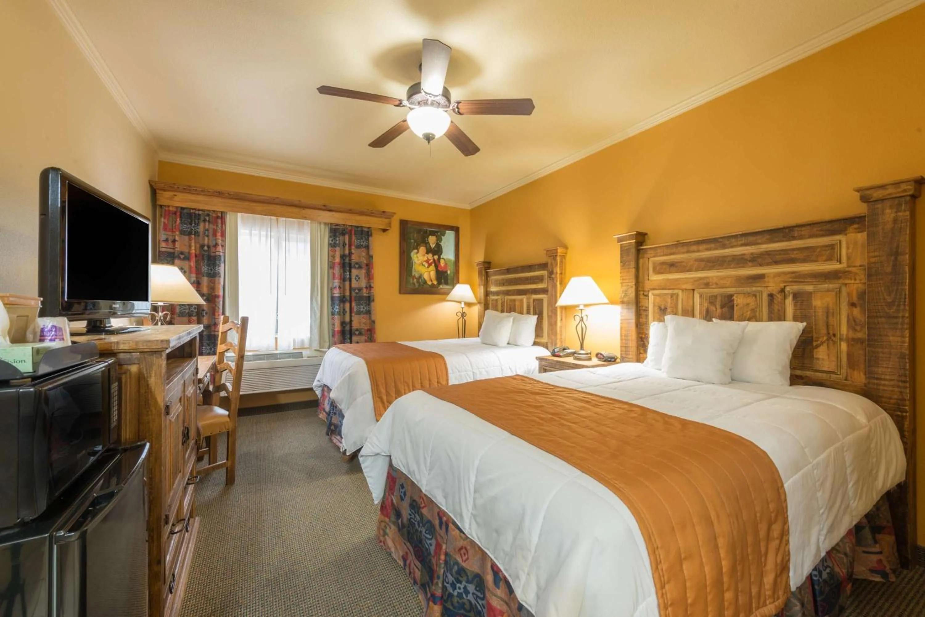 Photo of the whole room, Bed in La Hacienda Inn near Alamodome & Riverwalk