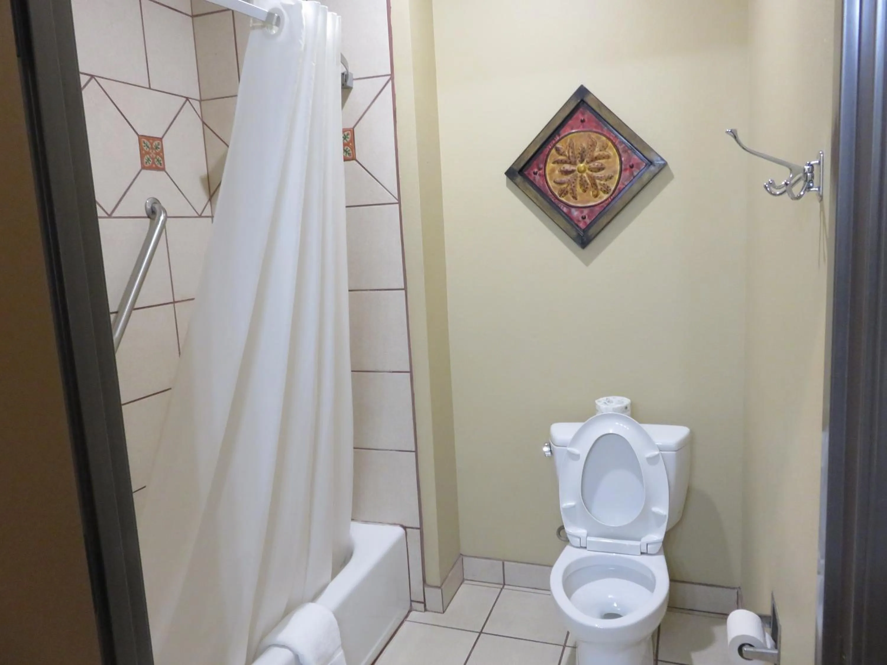 Bathroom in La Hacienda Inn near Alamodome & Riverwalk